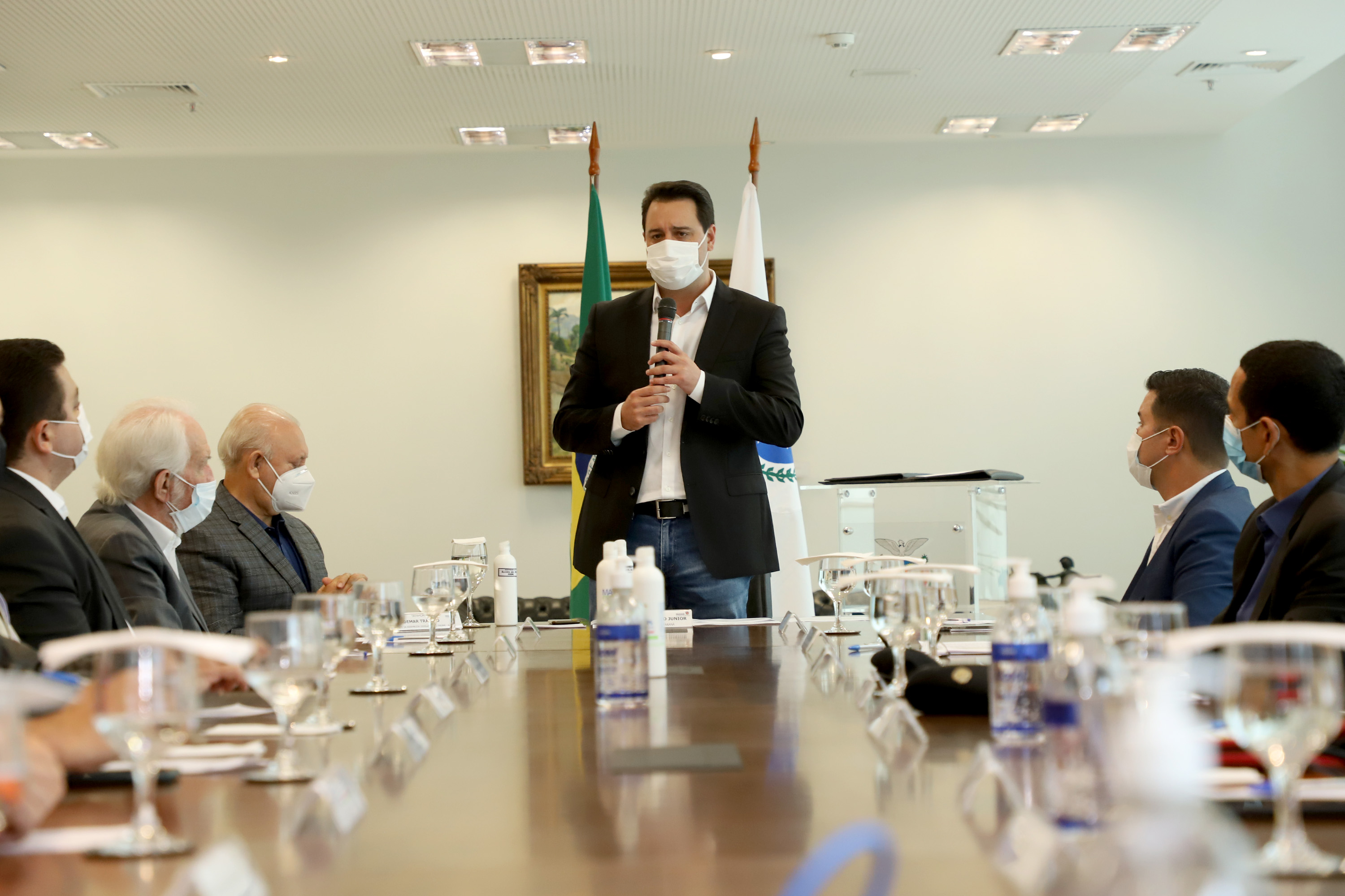 O governador Carlos Massa Ratinho Junior assinou nesta quinta-feira (6), em um ato no Palácio Iguaçu, os decretos que autorizam a promoção de praças da Polícia Militar do Paraná (policiais e bombeiros militares) e a regulamentação da diária extrajornada para policiais militares. Foto:Ari Dias/AEN