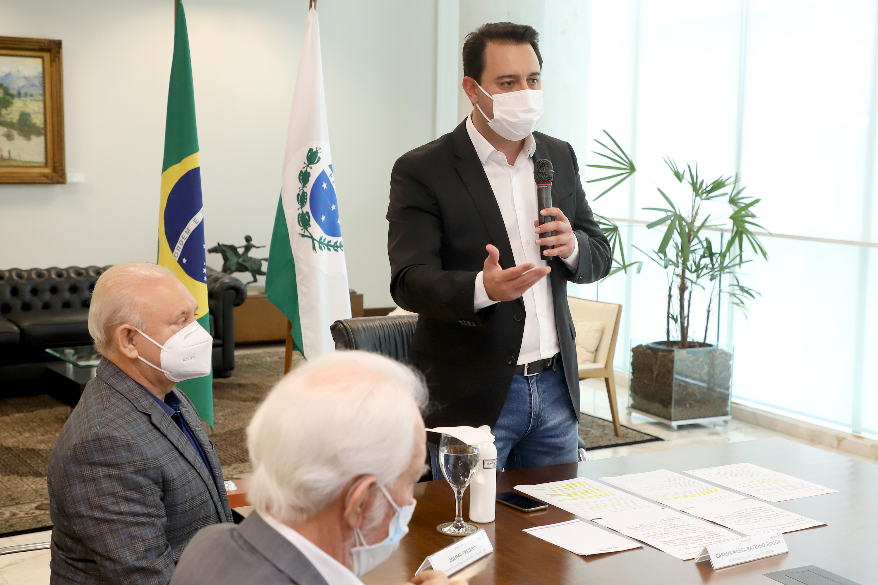 O governador Carlos Massa Ratinho Junior assinou nesta quinta-feira (6), em um ato no Palácio Iguaçu, os decretos que autorizam a promoção de praças da Polícia Militar do Paraná (policiais e bombeiros militares) e a regulamentação da diária extrajornada para policiais militares. Foto:Ari Dias/AEN