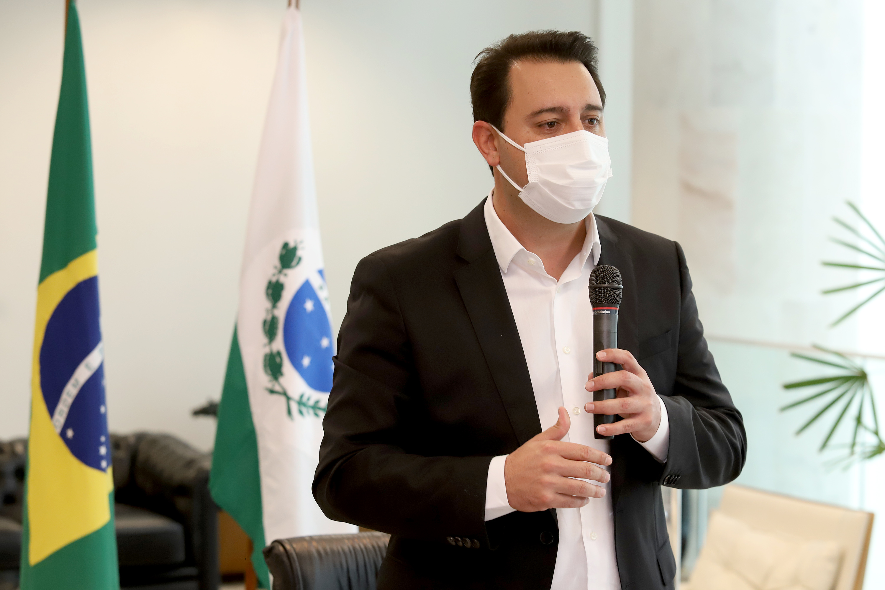 O governador Carlos Massa Ratinho Junior assinou nesta quinta-feira (6), em um ato no Palácio Iguaçu, os decretos que autorizam a promoção de praças da Polícia Militar do Paraná (policiais e bombeiros militares) e a regulamentação da diária extrajornada para policiais militares. Foto:Ari Dias/AEN