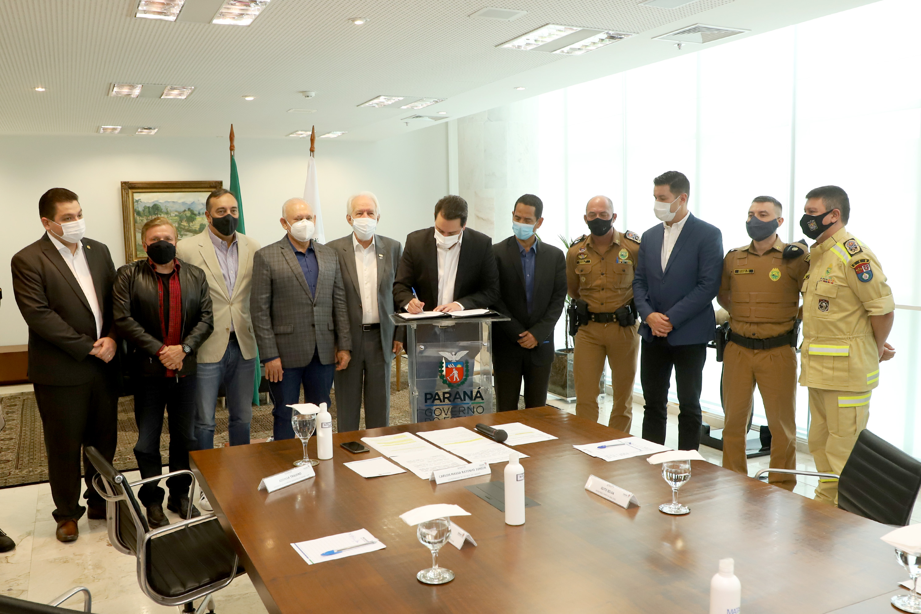 O governador Carlos Massa Ratinho Junior assinou nesta quinta-feira (6), em um ato no Palácio Iguaçu, os decretos que autorizam a promoção de praças da Polícia Militar do Paraná (policiais e bombeiros militares) e a regulamentação da diária extrajornada para policiais militares. Foto:Ari Dias/AEN