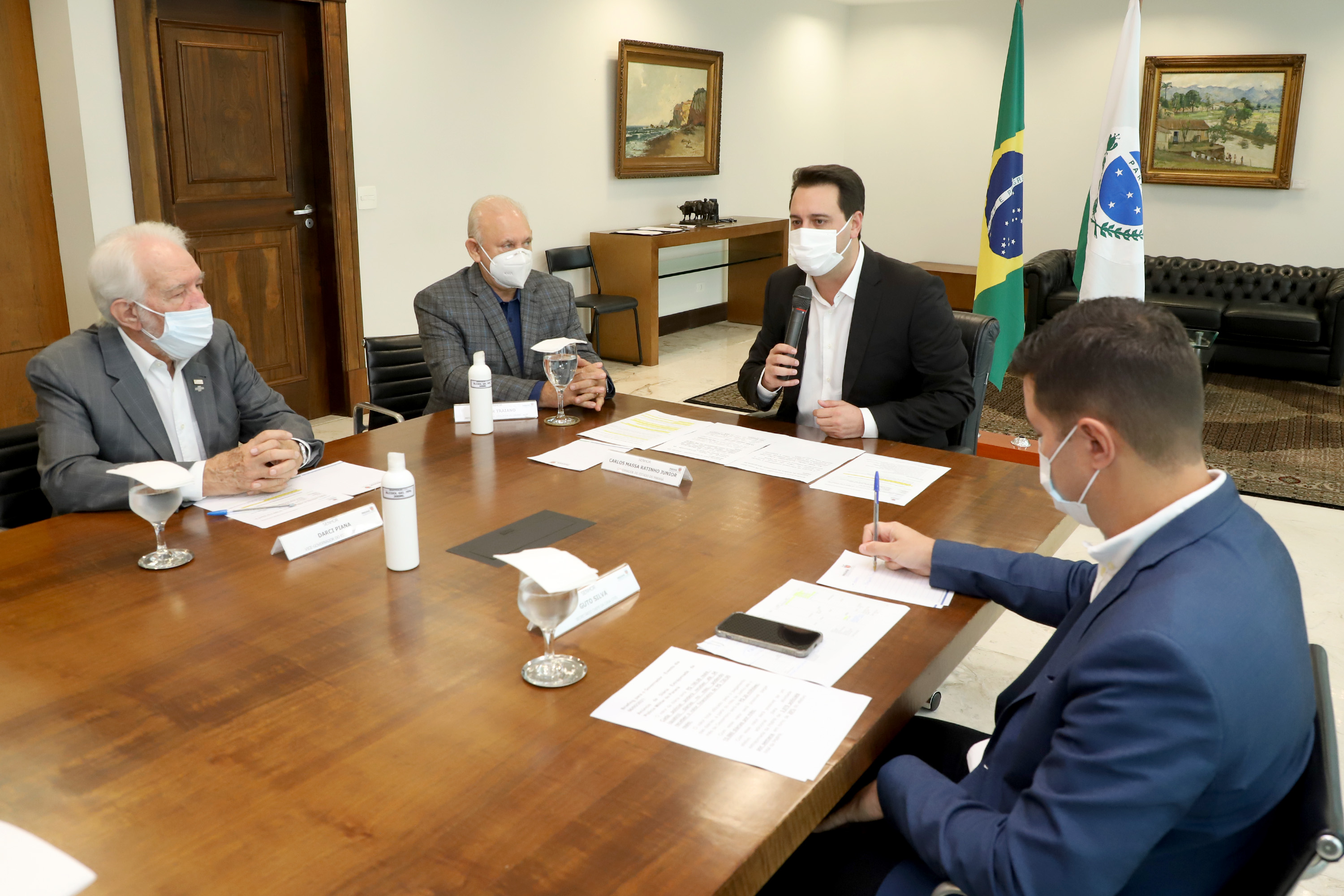 O governador Carlos Massa Ratinho Junior assinou nesta quinta-feira (6), em um ato no Palácio Iguaçu, os decretos que autorizam a promoção de praças da Polícia Militar do Paraná (policiais e bombeiros militares) e a regulamentação da diária extrajornada para policiais militares. Foto:Ari Dias/AEN