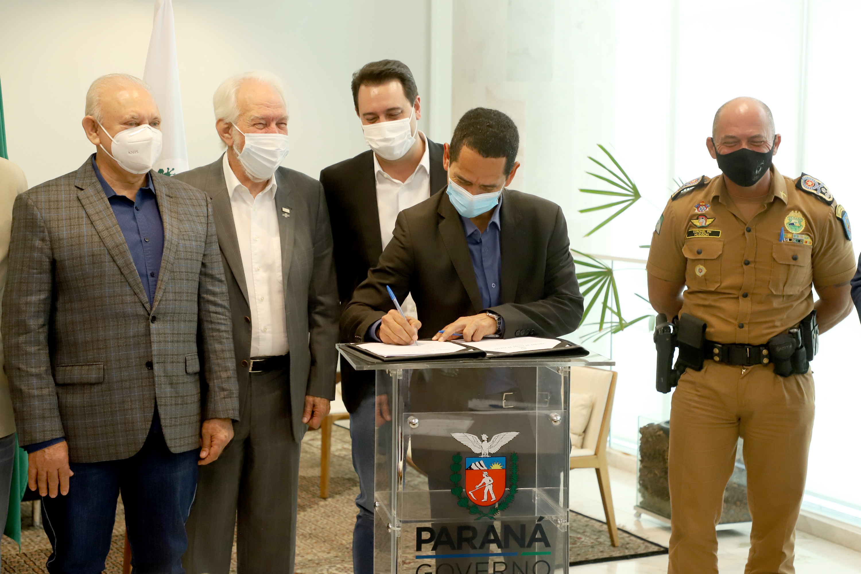 O governador Carlos Massa Ratinho Junior assinou nesta quinta-feira (6), em um ato no Palácio Iguaçu, os decretos que autorizam a promoção de praças da Polícia Militar do Paraná (policiais e bombeiros militares) e a regulamentação da diária extrajornada para policiais militares. Foto:Ari Dias/AEN