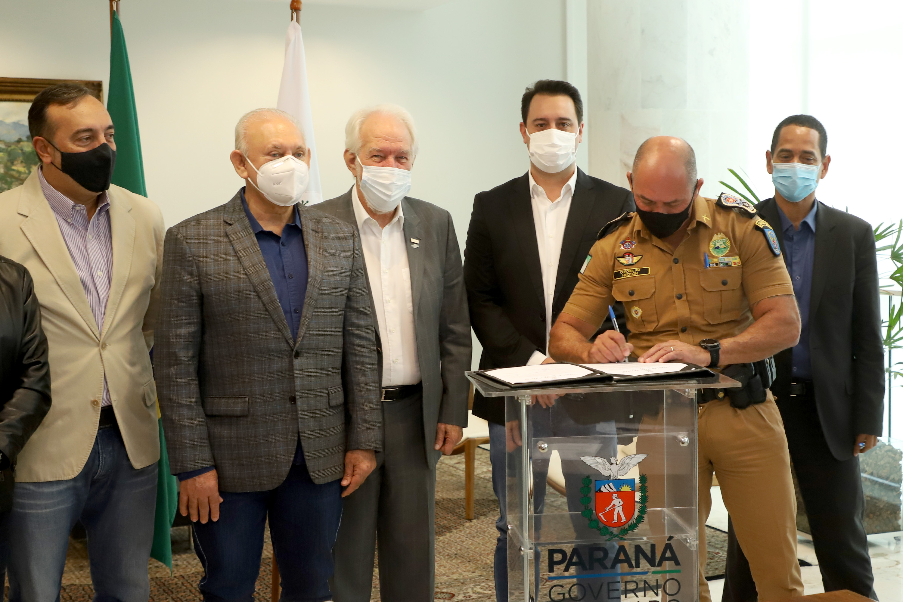 O governador Carlos Massa Ratinho Junior assinou nesta quinta-feira (6), em um ato no Palácio Iguaçu, os decretos que autorizam a promoção de praças da Polícia Militar do Paraná (policiais e bombeiros militares) e a regulamentação da diária extrajornada para policiais militares. Foto:Ari Dias/AEN