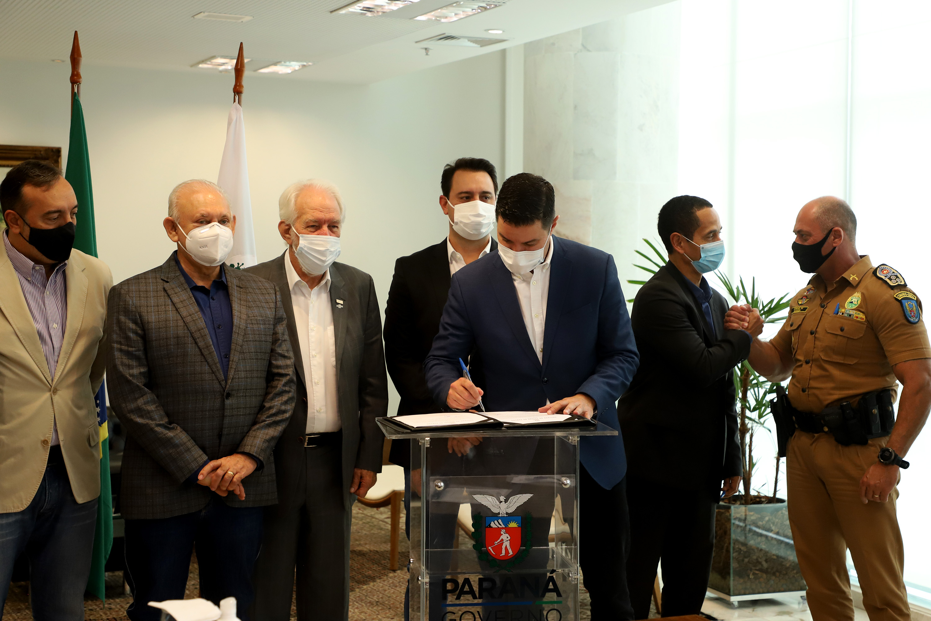 O governador Carlos Massa Ratinho Junior assinou nesta quinta-feira (6), em um ato no Palácio Iguaçu, os decretos que autorizam a promoção de praças da Polícia Militar do Paraná (policiais e bombeiros militares) e a regulamentação da diária extrajornada para policiais militares. Foto:Ari Dias/AEN