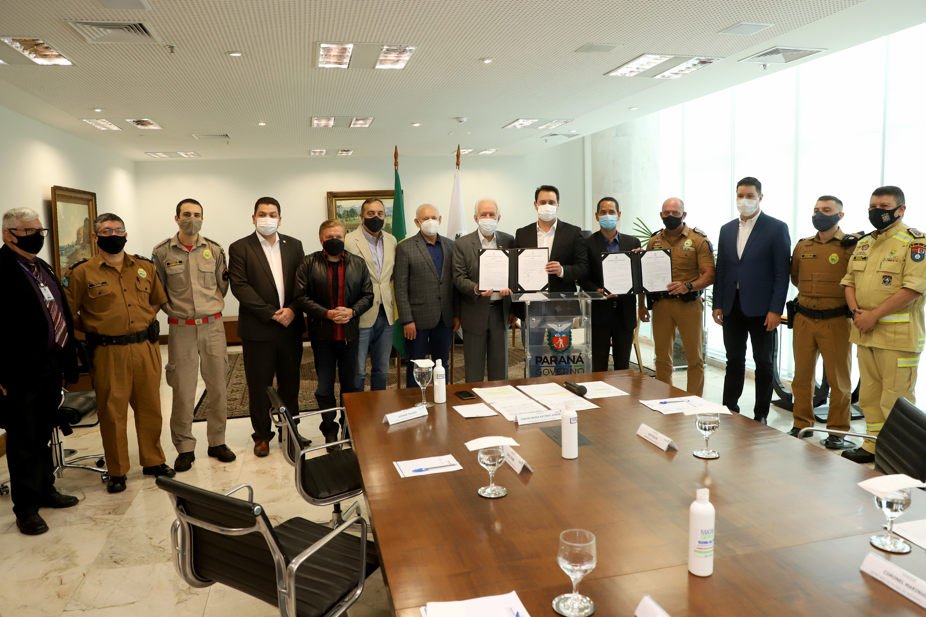 O governador Carlos Massa Ratinho Junior assinou nesta quinta-feira (6), em um ato no Palácio Iguaçu, os decretos que autorizam a promoção de praças da Polícia Militar do Paraná (policiais e bombeiros militares) e a regulamentação da diária extrajornada para policiais militares. Foto:Ari Dias/AEN
