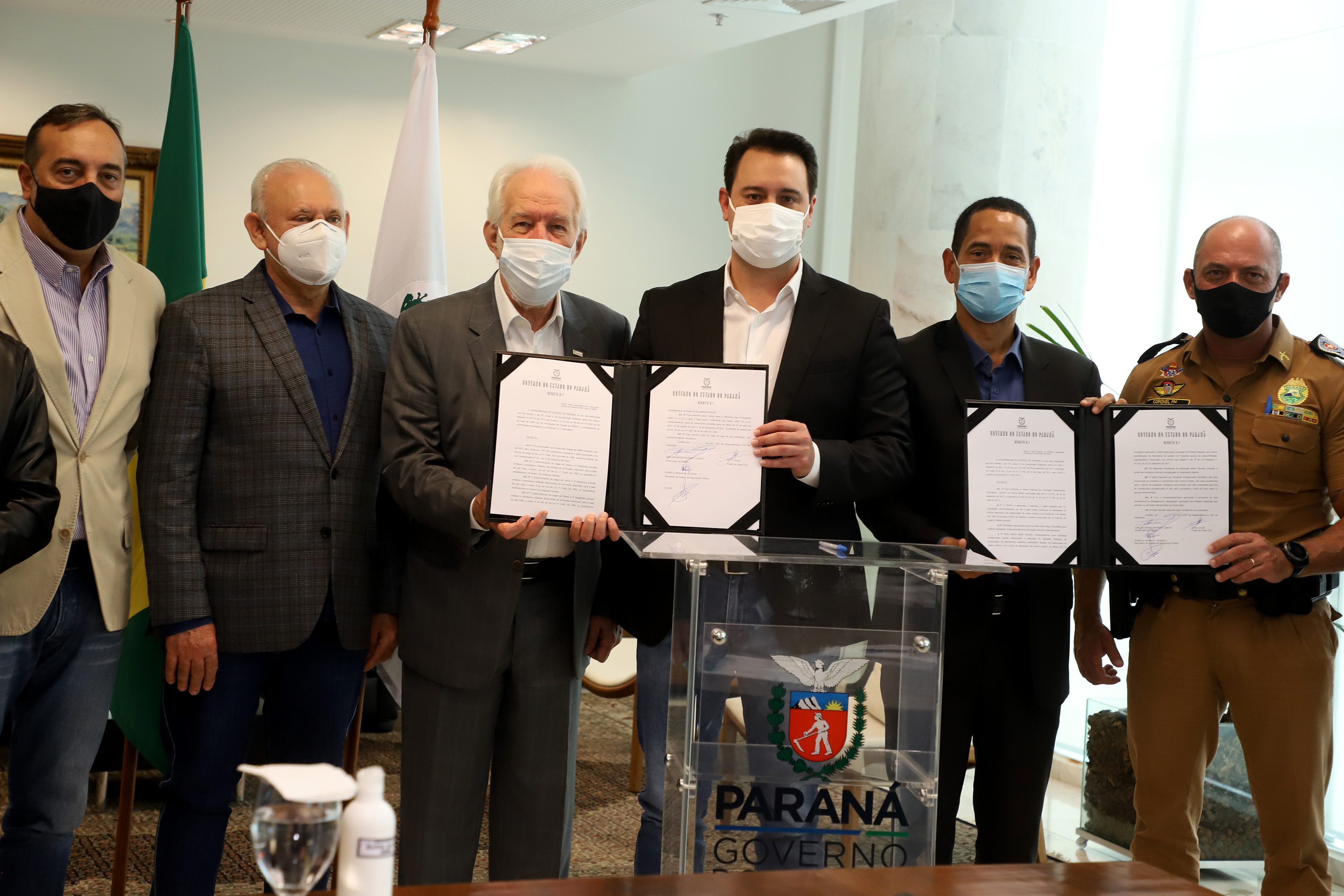 O governador Carlos Massa Ratinho Junior assinou nesta quinta-feira (6), em um ato no Palácio Iguaçu, os decretos que autorizam a promoção de praças da Polícia Militar do Paraná (policiais e bombeiros militares) e a regulamentação da diária extrajornada para policiais militares. Foto:Ari Dias/AEN