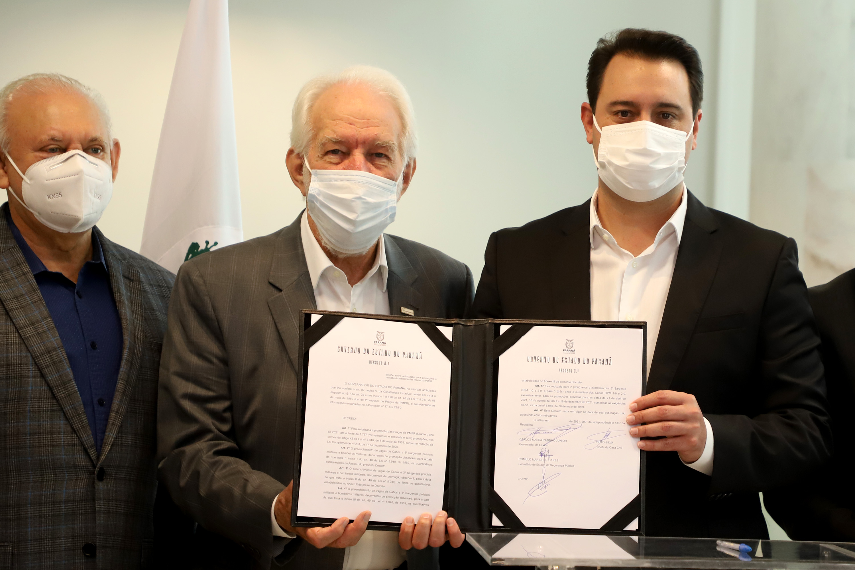 O governador Carlos Massa Ratinho Junior assinou nesta quinta-feira (6), em um ato no Palácio Iguaçu, os decretos que autorizam a promoção de praças da Polícia Militar do Paraná (policiais e bombeiros militares) e a regulamentação da diária extrajornada para policiais militares. Foto:Ari Dias/AEN