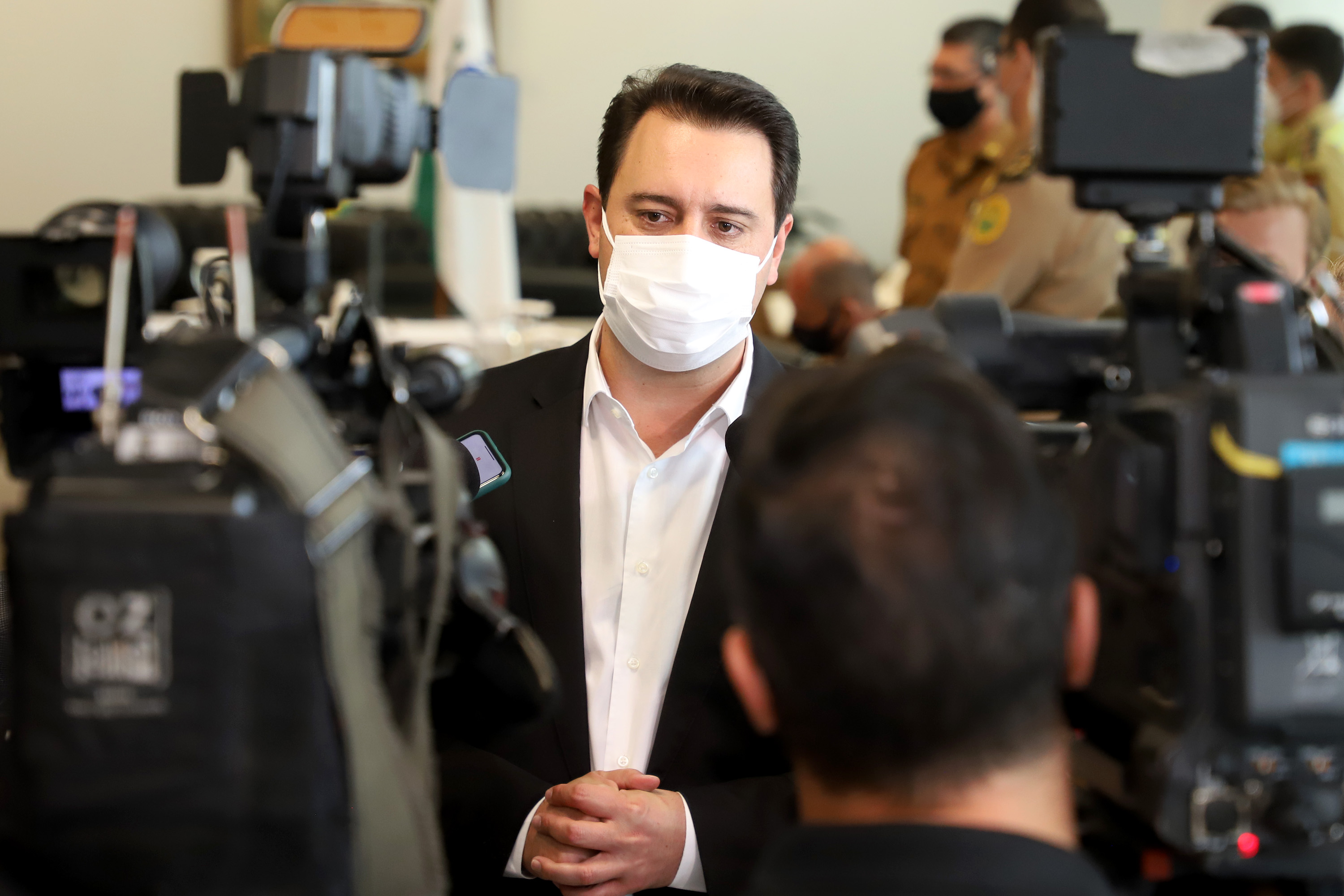 O governador Carlos Massa Ratinho Junior assinou nesta quinta-feira (6), em um ato no Palácio Iguaçu, os decretos que autorizam a promoção de praças da Polícia Militar do Paraná (policiais e bombeiros militares) e a regulamentação da diária extrajornada para policiais militares. Foto:Ari Dias/AEN