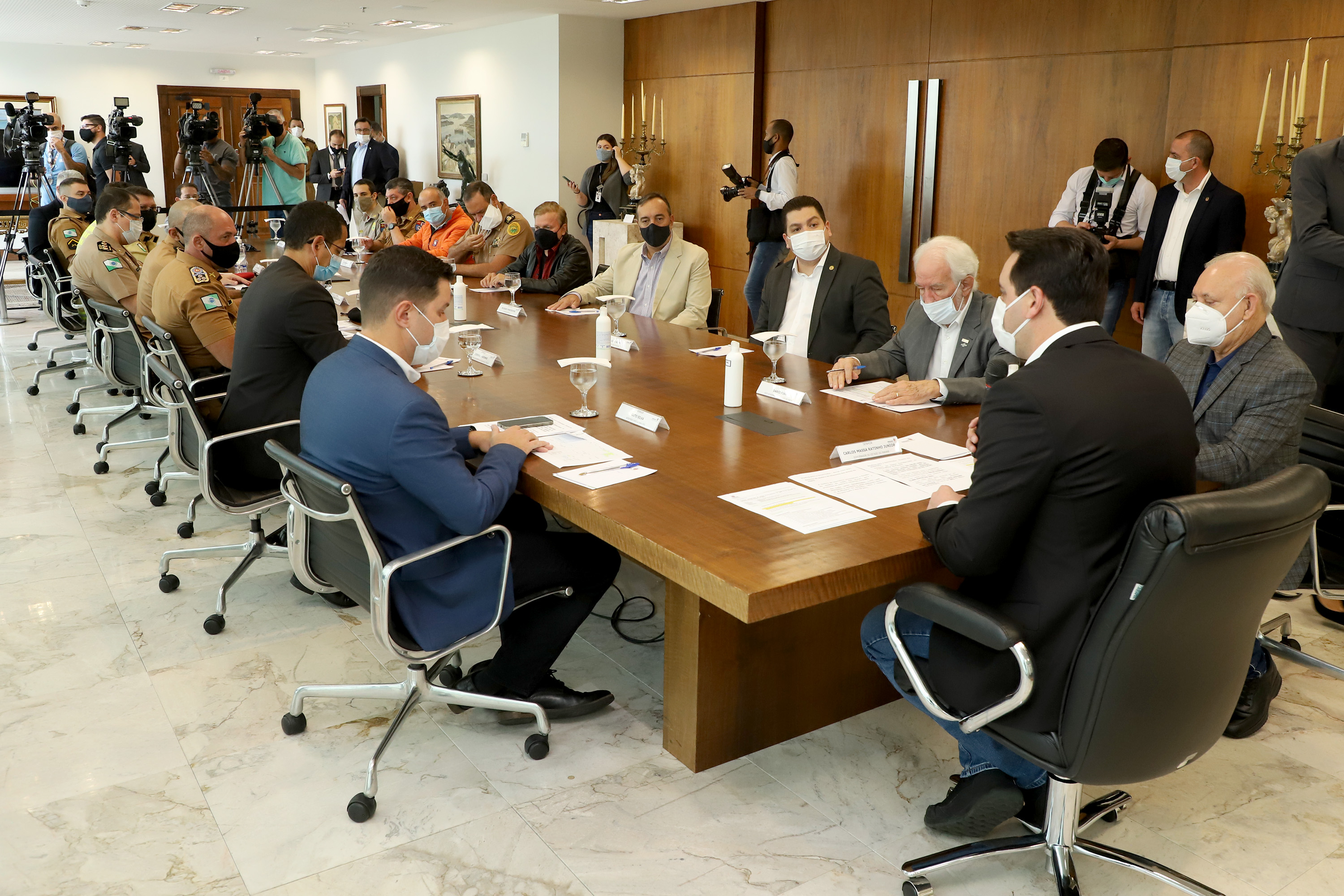 O governador Carlos Massa Ratinho Junior assinou nesta quinta-feira (6), em um ato no Palácio Iguaçu, os decretos que autorizam a promoção de praças da Polícia Militar do Paraná (policiais e bombeiros militares) e a regulamentação da diária extrajornada para policiais militares. Foto:Ari Dias/AEN