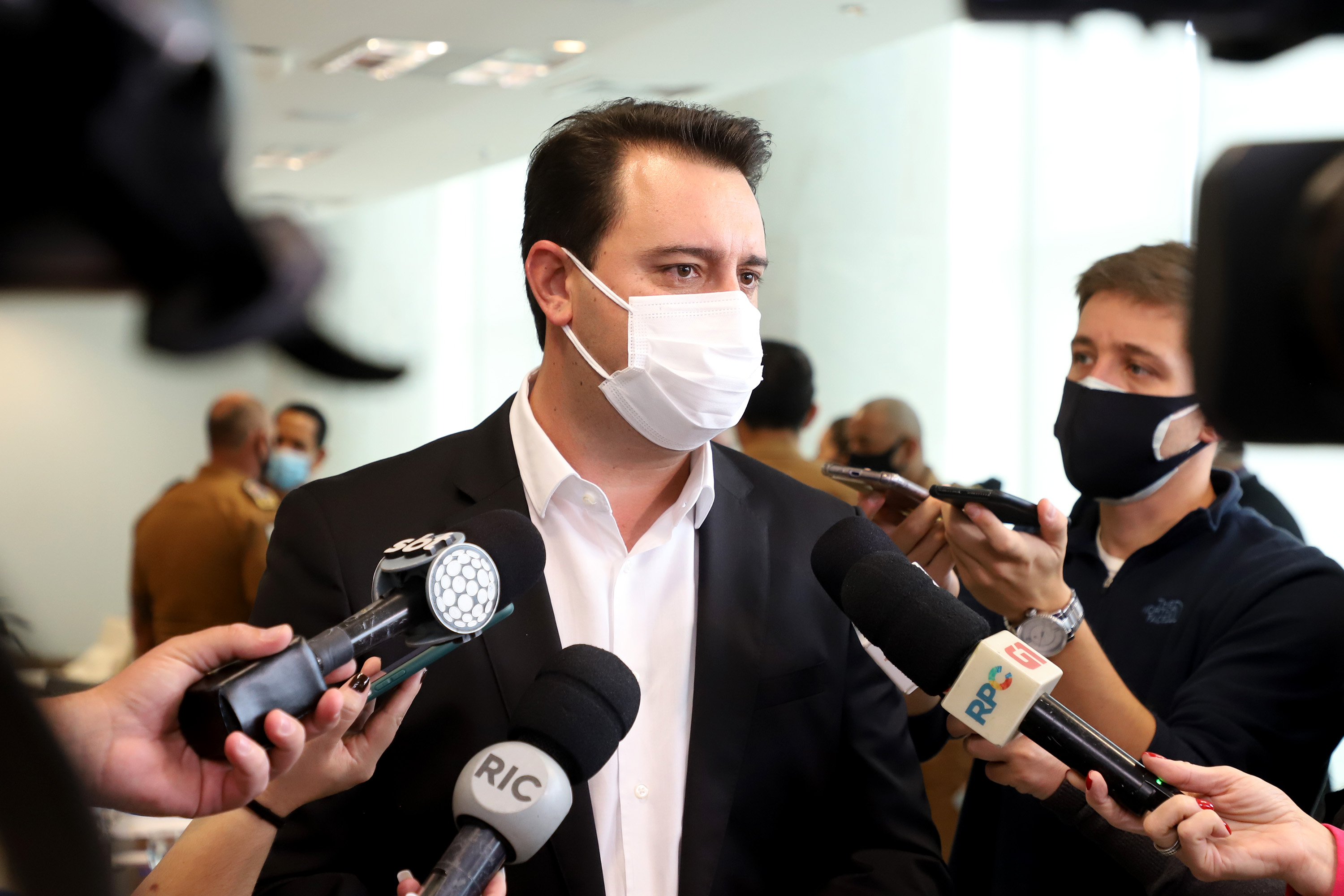 O governador Carlos Massa Ratinho Junior assinou nesta quinta-feira (6), em um ato no Palácio Iguaçu, os decretos que autorizam a promoção de praças da Polícia Militar do Paraná (policiais e bombeiros militares) e a regulamentação da diária extrajornada para policiais militares. Foto:Ari Dias/AEN