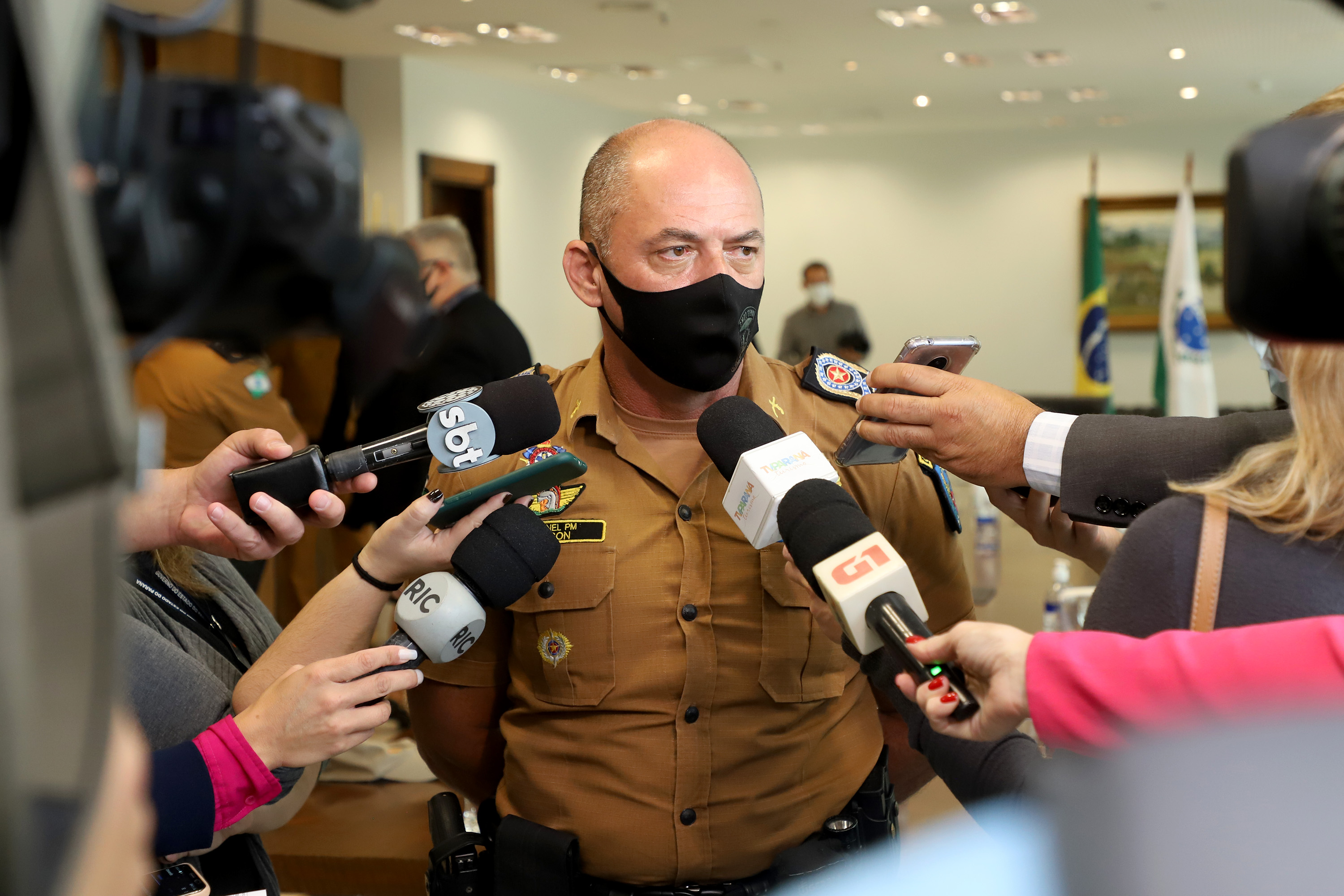 O governador Carlos Massa Ratinho Junior assinou nesta quinta-feira (6), em um ato no Palácio Iguaçu, os decretos que autorizam a promoção de praças da Polícia Militar do Paraná (policiais e bombeiros militares) e a regulamentação da diária extrajornada para policiais militares. Foto:Ari Dias/AEN