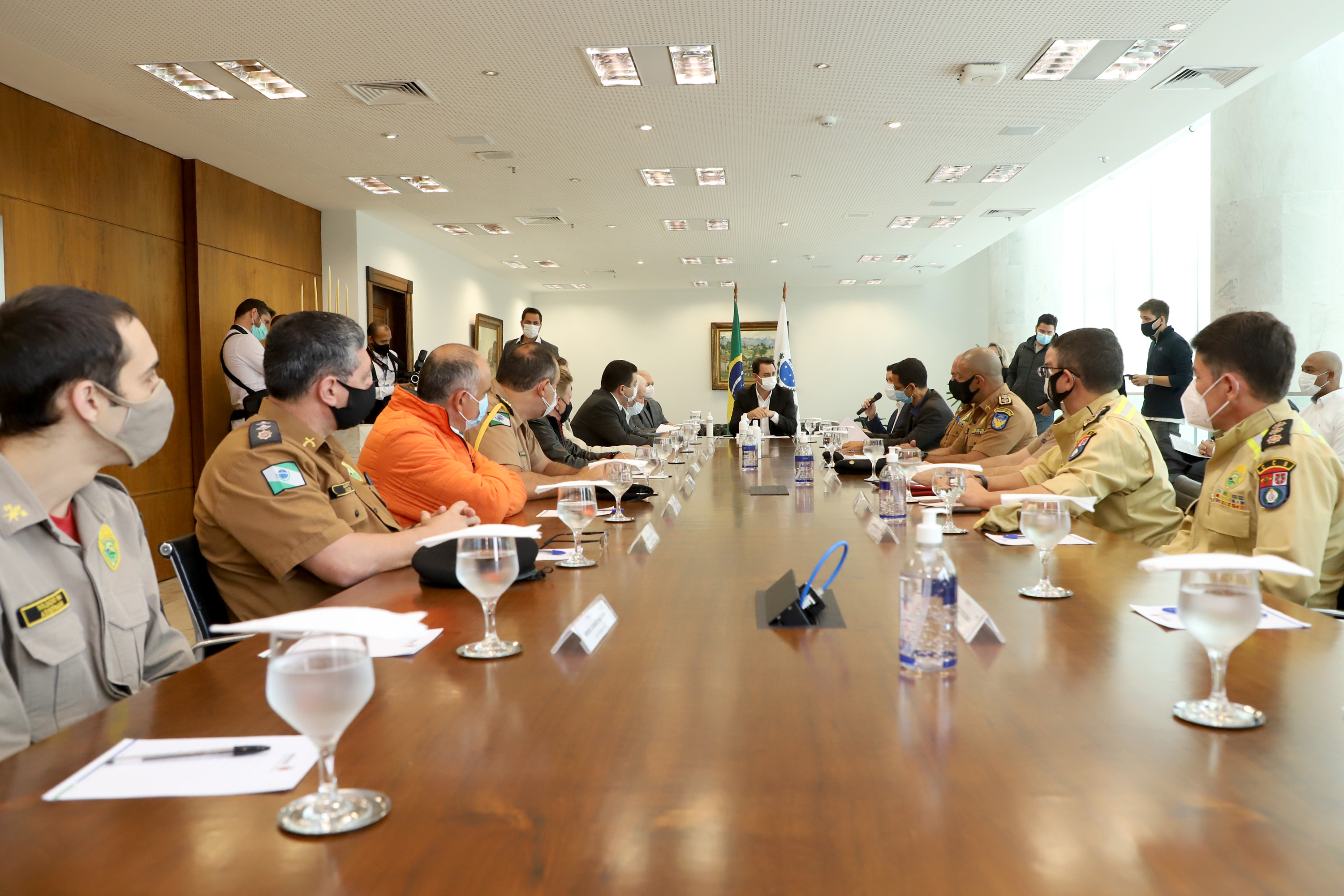 O governador Carlos Massa Ratinho Junior assinou nesta quinta-feira (6), em um ato no Palácio Iguaçu, os decretos que autorizam a promoção de praças da Polícia Militar do Paraná (policiais e bombeiros militares) e a regulamentação da diária extrajornada para policiais militares. Foto:Ari Dias/AEN