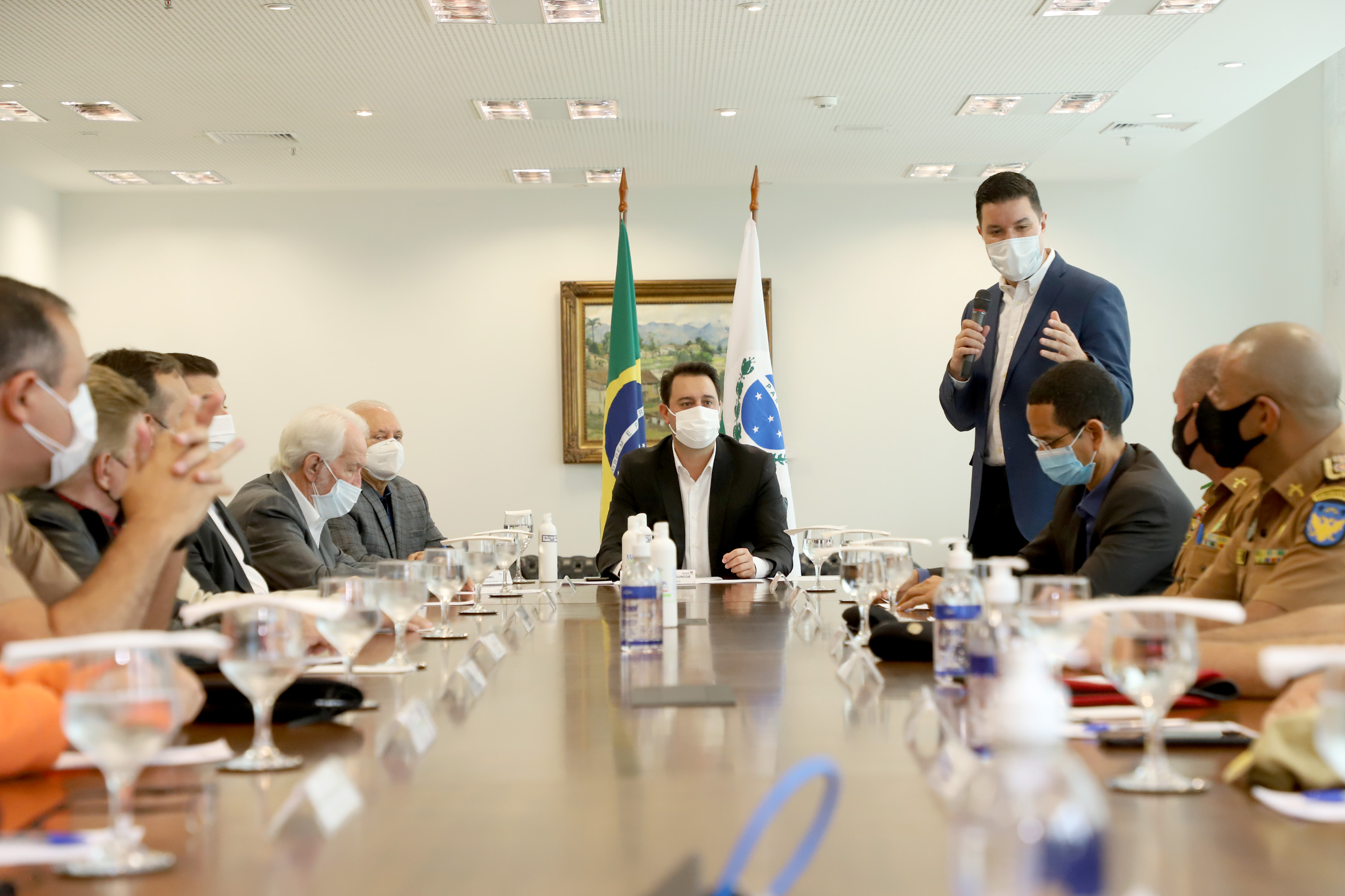 O governador Carlos Massa Ratinho Junior assinou nesta quinta-feira (6), em um ato no Palácio Iguaçu, os decretos que autorizam a promoção de praças da Polícia Militar do Paraná (policiais e bombeiros militares) e a regulamentação da diária extrajornada para policiais militares. Foto:Ari Dias/AEN