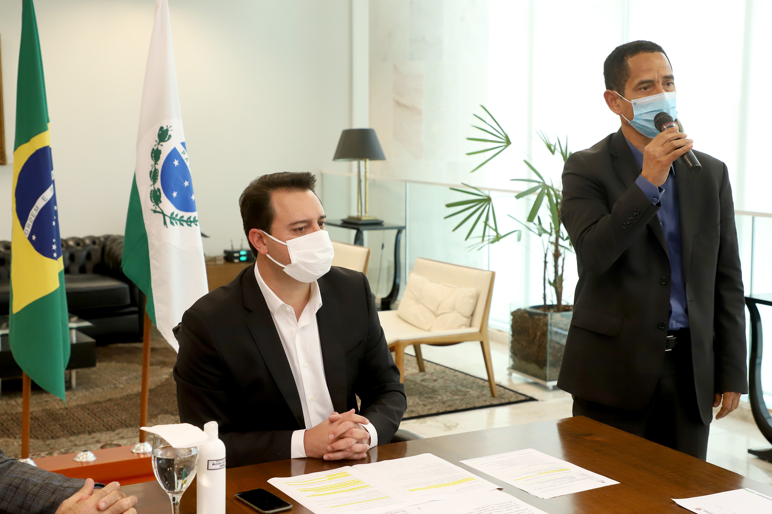 O governador Carlos Massa Ratinho Junior assinou nesta quinta-feira (6), em um ato no Palácio Iguaçu, os decretos que autorizam a promoção de praças da Polícia Militar do Paraná (policiais e bombeiros militares) e a regulamentação da diária extrajornada para policiais militares. Foto:Ari Dias/AEN