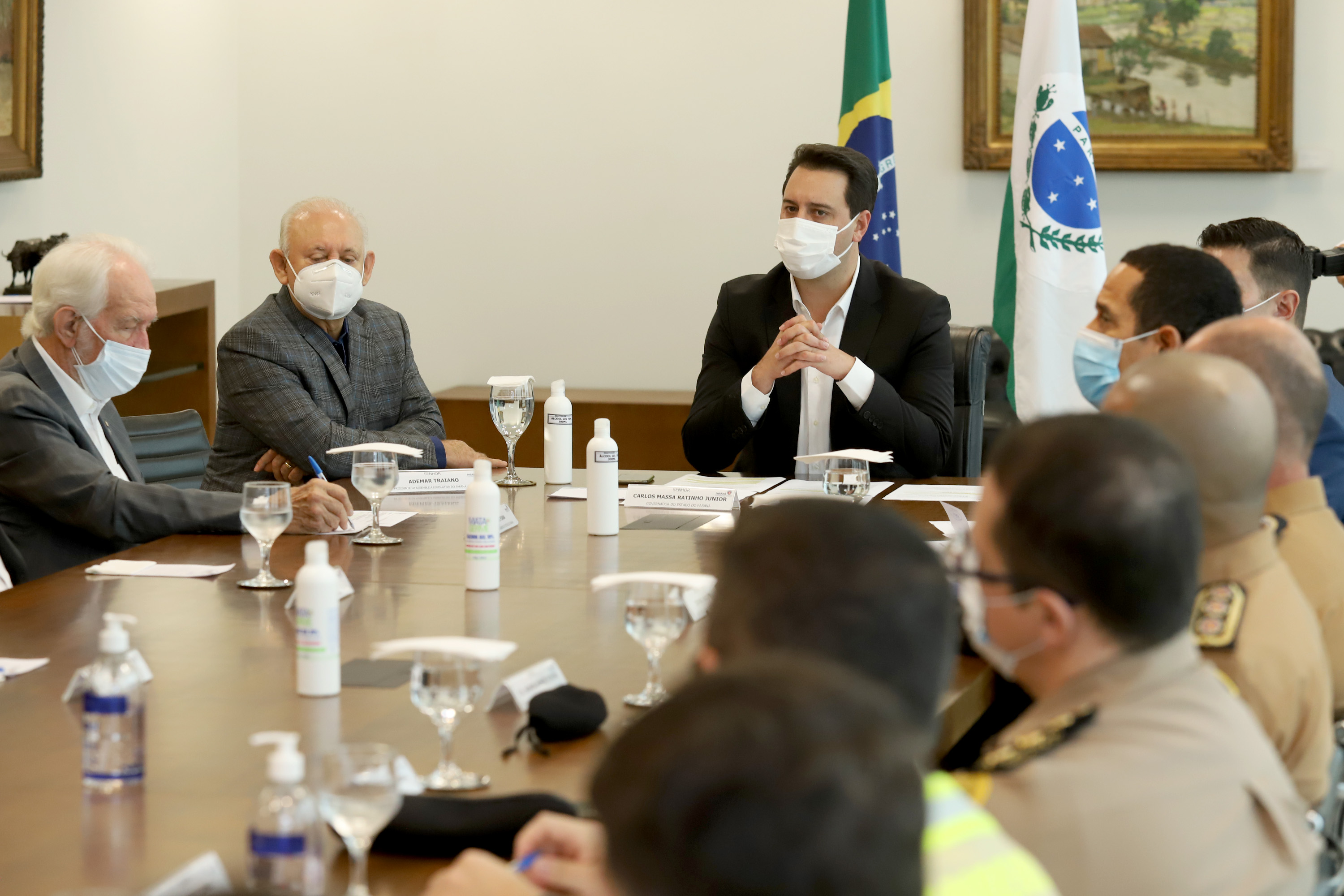 O governador Carlos Massa Ratinho Junior assinou nesta quinta-feira (6), em um ato no Palácio Iguaçu, os decretos que autorizam a promoção de praças da Polícia Militar do Paraná (policiais e bombeiros militares) e a regulamentação da diária extrajornada para policiais militares. Foto:Ari Dias/AEN