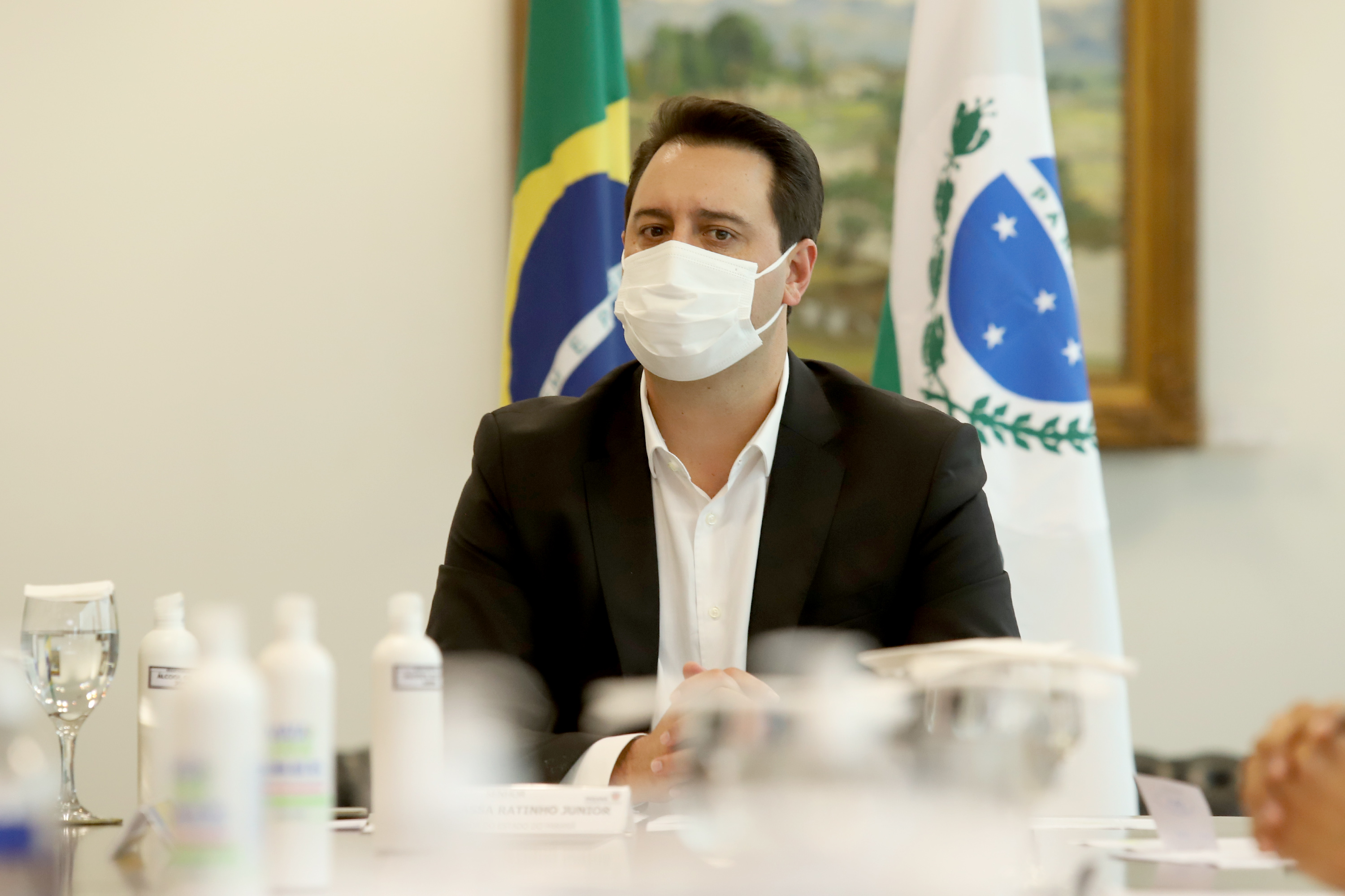 O governador Carlos Massa Ratinho Junior assinou nesta quinta-feira (6), em um ato no Palácio Iguaçu, os decretos que autorizam a promoção de praças da Polícia Militar do Paraná (policiais e bombeiros militares) e a regulamentação da diária extrajornada para policiais militares. Foto:Ari Dias/AEN