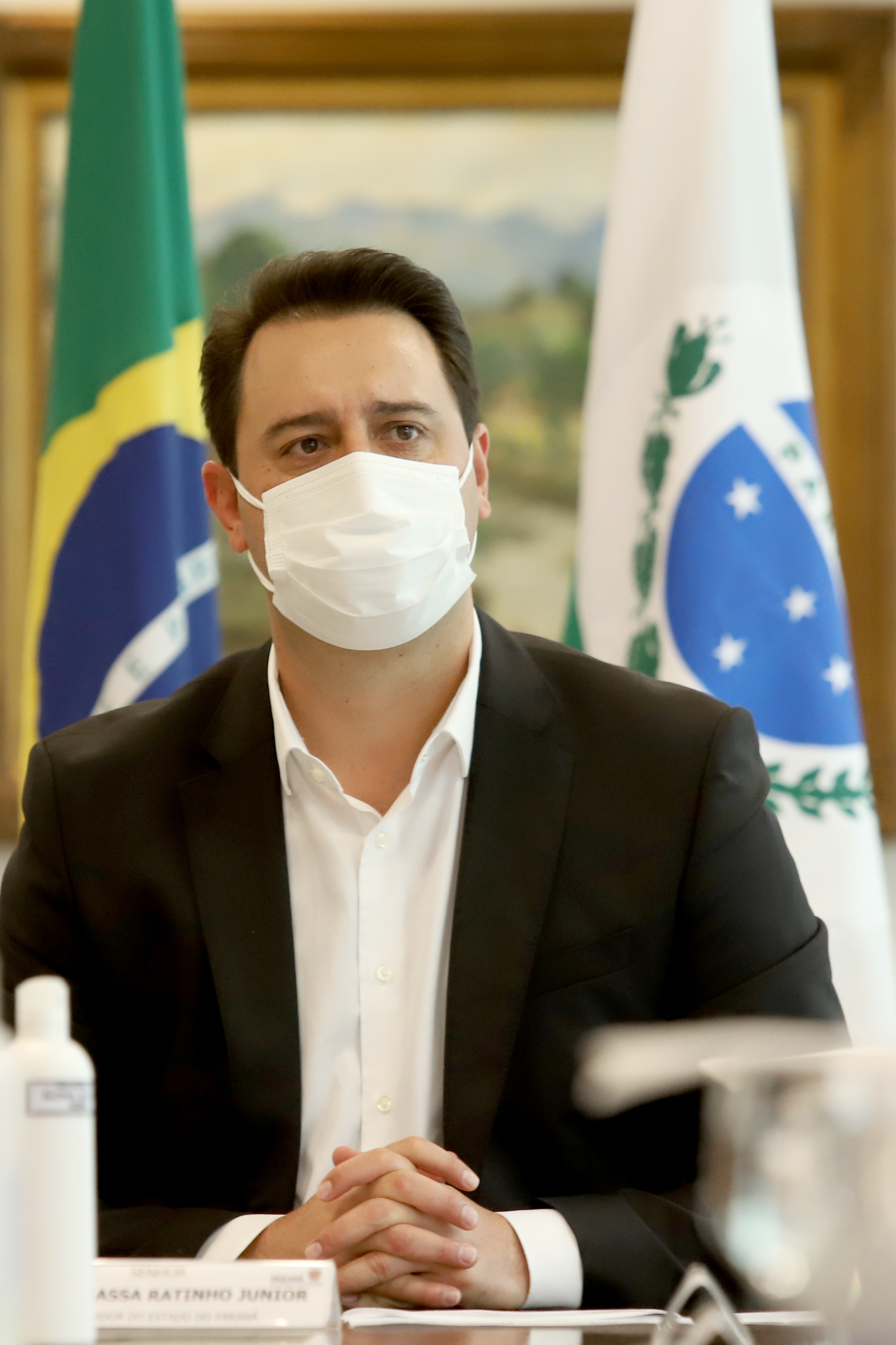 O governador Carlos Massa Ratinho Junior assinou nesta quinta-feira (6), em um ato no Palácio Iguaçu, os decretos que autorizam a promoção de praças da Polícia Militar do Paraná (policiais e bombeiros militares) e a regulamentação da diária extrajornada para policiais militares. Foto:Ari Dias/AEN