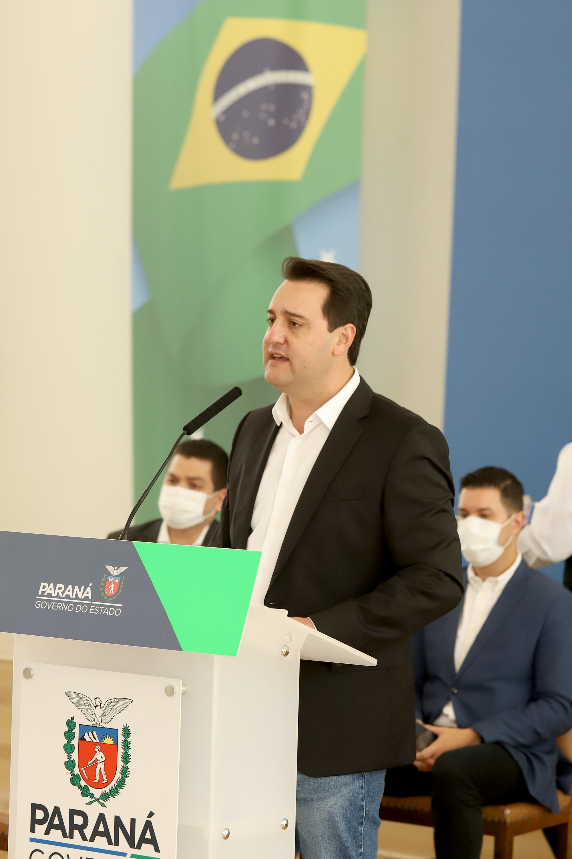  A super aula marcou o Dia Nacional da Matemática e foi acompanhada pelo governador Carlos Massa Ratinho Junior; pelo vice-governador Darci Piana; o secretário estadual da Educação e do Esporte, Renato Feder; e contou com a participação do fundador da XP Investimentos, Guilherme Benchimol; do diretor-geral do Instituto de Matemática Pura e Aplicada (IMPA), Marcelo Viana; da professora da rede estadual Ana Paula Heerdt; e do aluno da rede Laerison Rosa.
Foto: Ari Dias/AEN