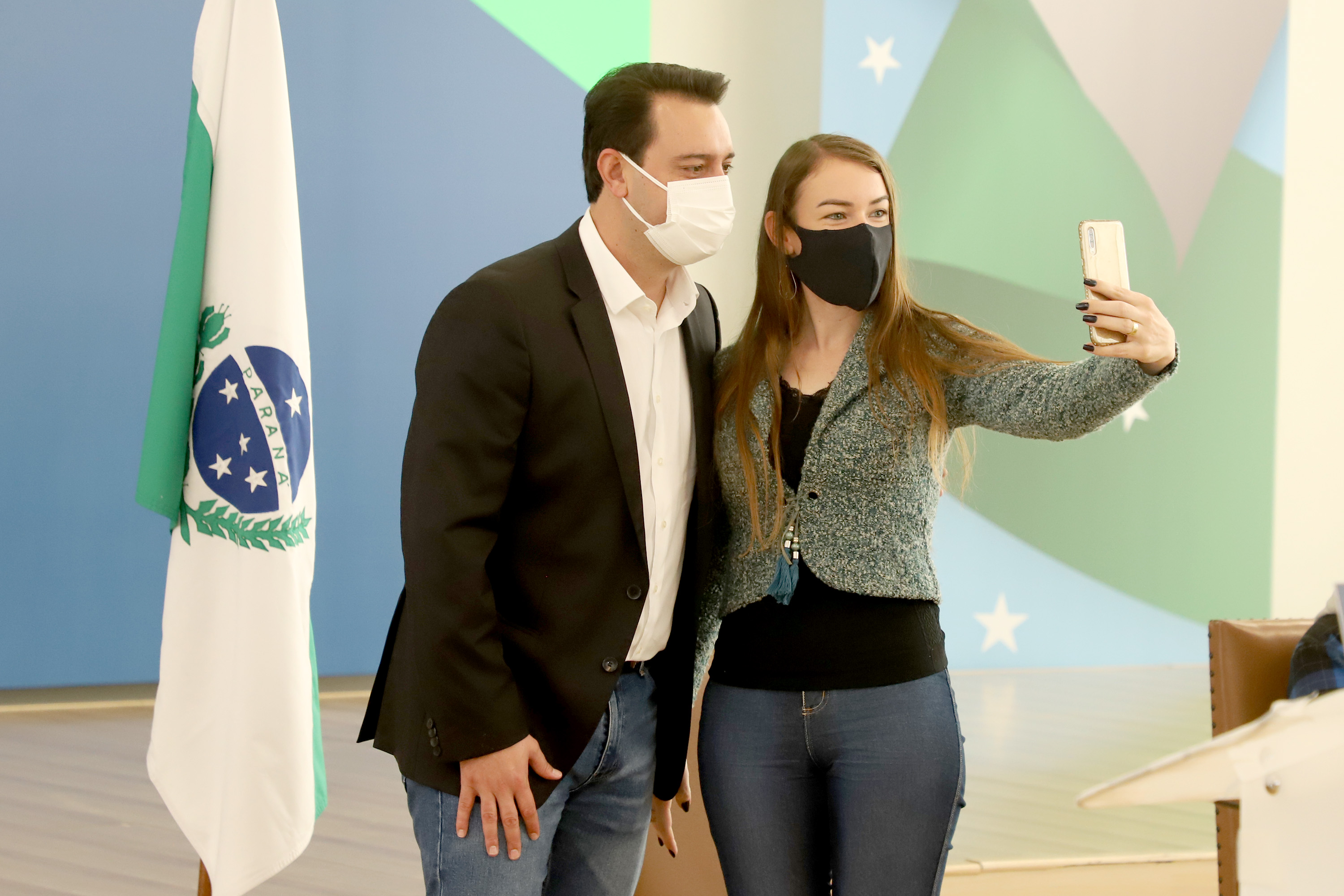  A super aula marcou o Dia Nacional da Matemática e foi acompanhada pelo governador Carlos Massa Ratinho Junior; pelo vice-governador Darci Piana; o secretário estadual da Educação e do Esporte, Renato Feder; e contou com a participação do fundador da XP Investimentos, Guilherme Benchimol; do diretor-geral do Instituto de Matemática Pura e Aplicada (IMPA), Marcelo Viana; da professora da rede estadual Ana Paula Heerdt; e do aluno da rede Laerison Rosa.
Foto: Ari Dias/AEN