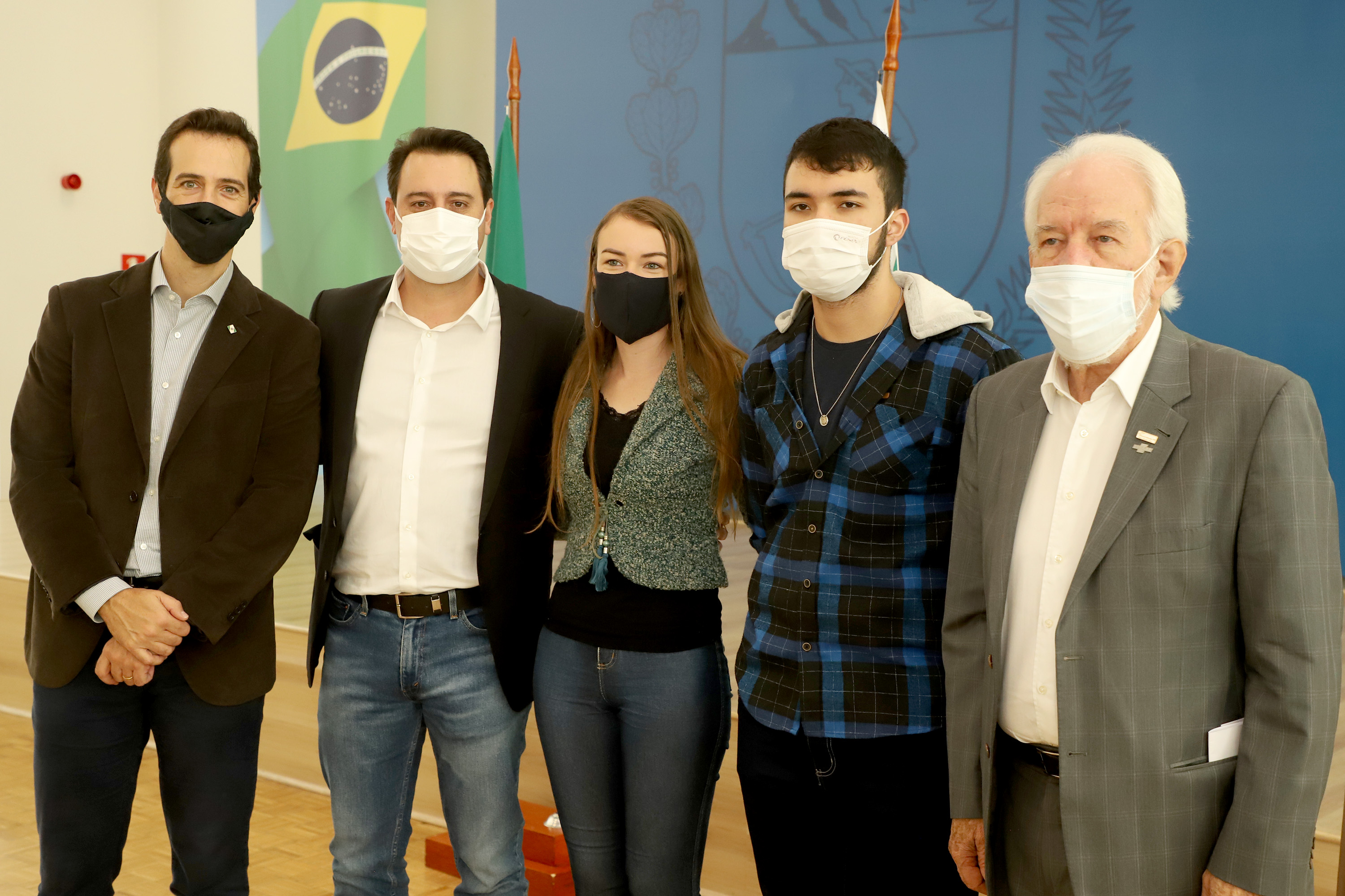  A super aula marcou o Dia Nacional da Matemática e foi acompanhada pelo governador Carlos Massa Ratinho Junior; pelo vice-governador Darci Piana; o secretário estadual da Educação e do Esporte, Renato Feder; e contou com a participação do fundador da XP Investimentos, Guilherme Benchimol; do diretor-geral do Instituto de Matemática Pura e Aplicada (IMPA), Marcelo Viana; da professora da rede estadual Ana Paula Heerdt; e do aluno da rede Laerison Rosa.
Foto: Ari Dias/AEN