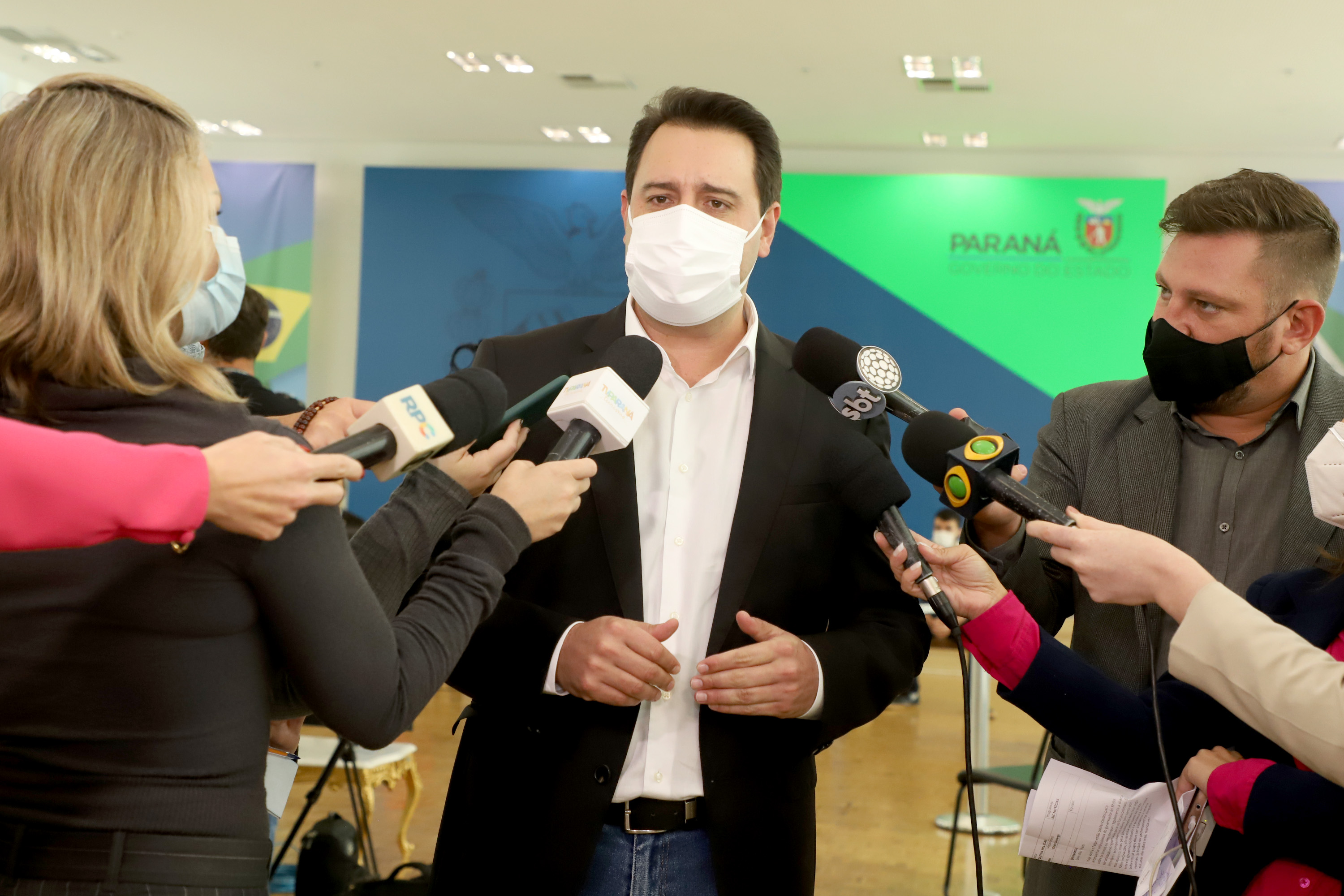  A super aula marcou o Dia Nacional da Matemática e foi acompanhada pelo governador Carlos Massa Ratinho Junior; pelo vice-governador Darci Piana; o secretário estadual da Educação e do Esporte, Renato Feder; e contou com a participação do fundador da XP Investimentos, Guilherme Benchimol; do diretor-geral do Instituto de Matemática Pura e Aplicada (IMPA), Marcelo Viana; da professora da rede estadual Ana Paula Heerdt; e do aluno da rede Laerison Rosa.
Foto: Ari Dias/AEN