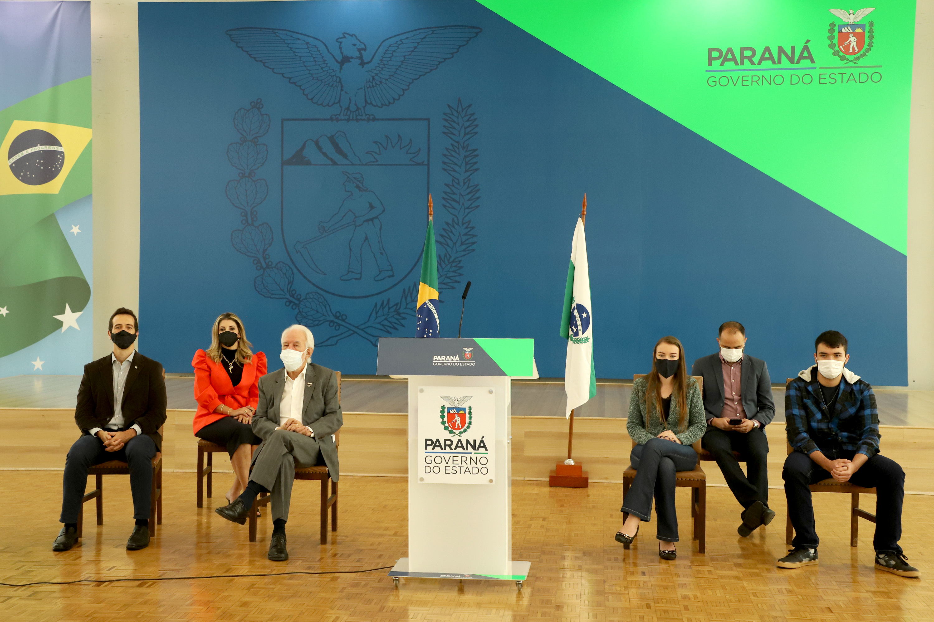  A super aula marcou o Dia Nacional da Matemática e foi acompanhada pelo governador Carlos Massa Ratinho Junior; pelo vice-governador Darci Piana; o secretário estadual da Educação e do Esporte, Renato Feder; e contou com a participação do fundador da XP Investimentos, Guilherme Benchimol; do diretor-geral do Instituto de Matemática Pura e Aplicada (IMPA), Marcelo Viana; da professora da rede estadual Ana Paula Heerdt; e do aluno da rede Laerison Rosa.
Foto: Ari Dias/AEN