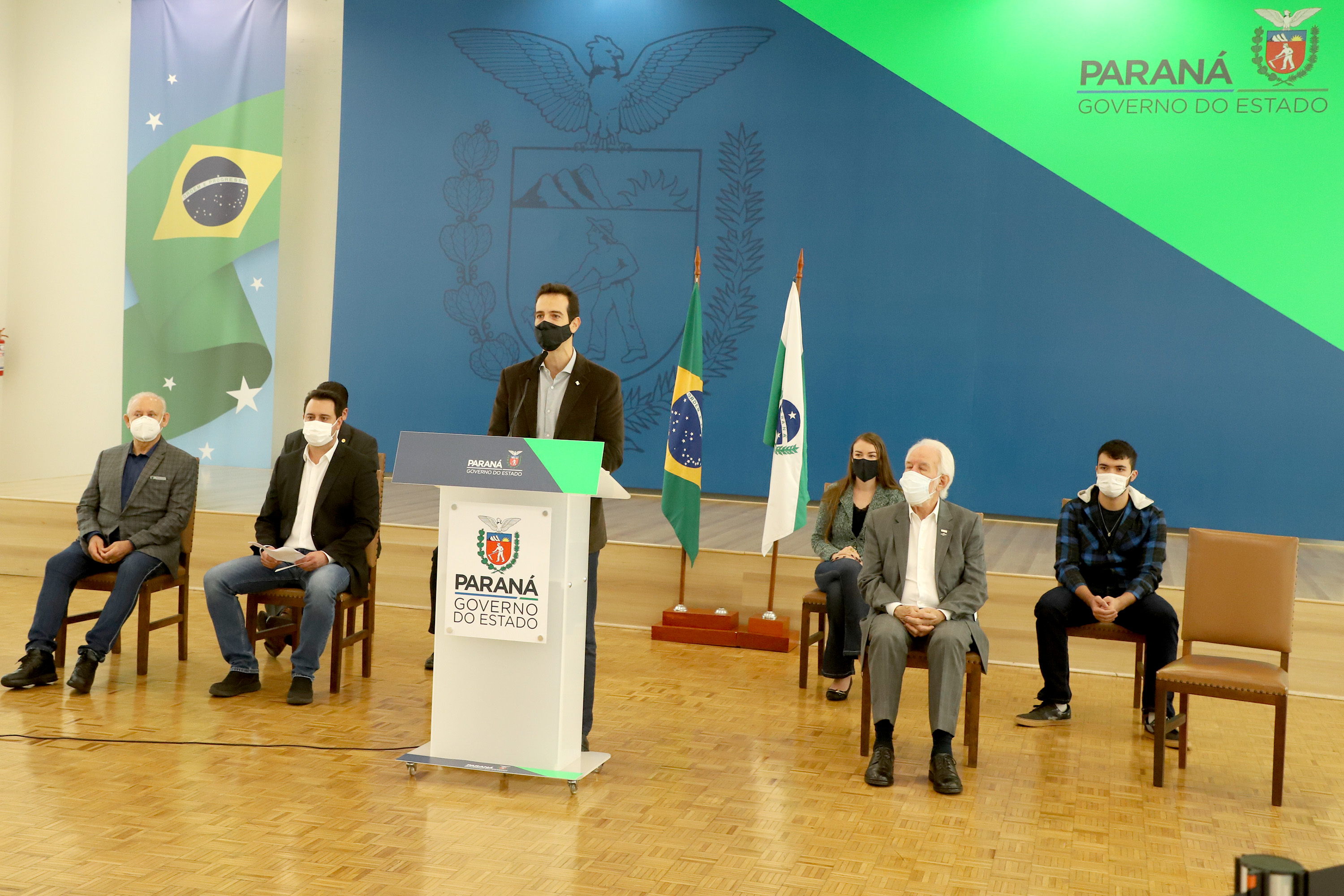  A super aula marcou o Dia Nacional da Matemática e foi acompanhada pelo governador Carlos Massa Ratinho Junior; pelo vice-governador Darci Piana; o secretário estadual da Educação e do Esporte, Renato Feder; e contou com a participação do fundador da XP Investimentos, Guilherme Benchimol; do diretor-geral do Instituto de Matemática Pura e Aplicada (IMPA), Marcelo Viana; da professora da rede estadual Ana Paula Heerdt; e do aluno da rede Laerison Rosa.
Foto: Ari Dias/AEN