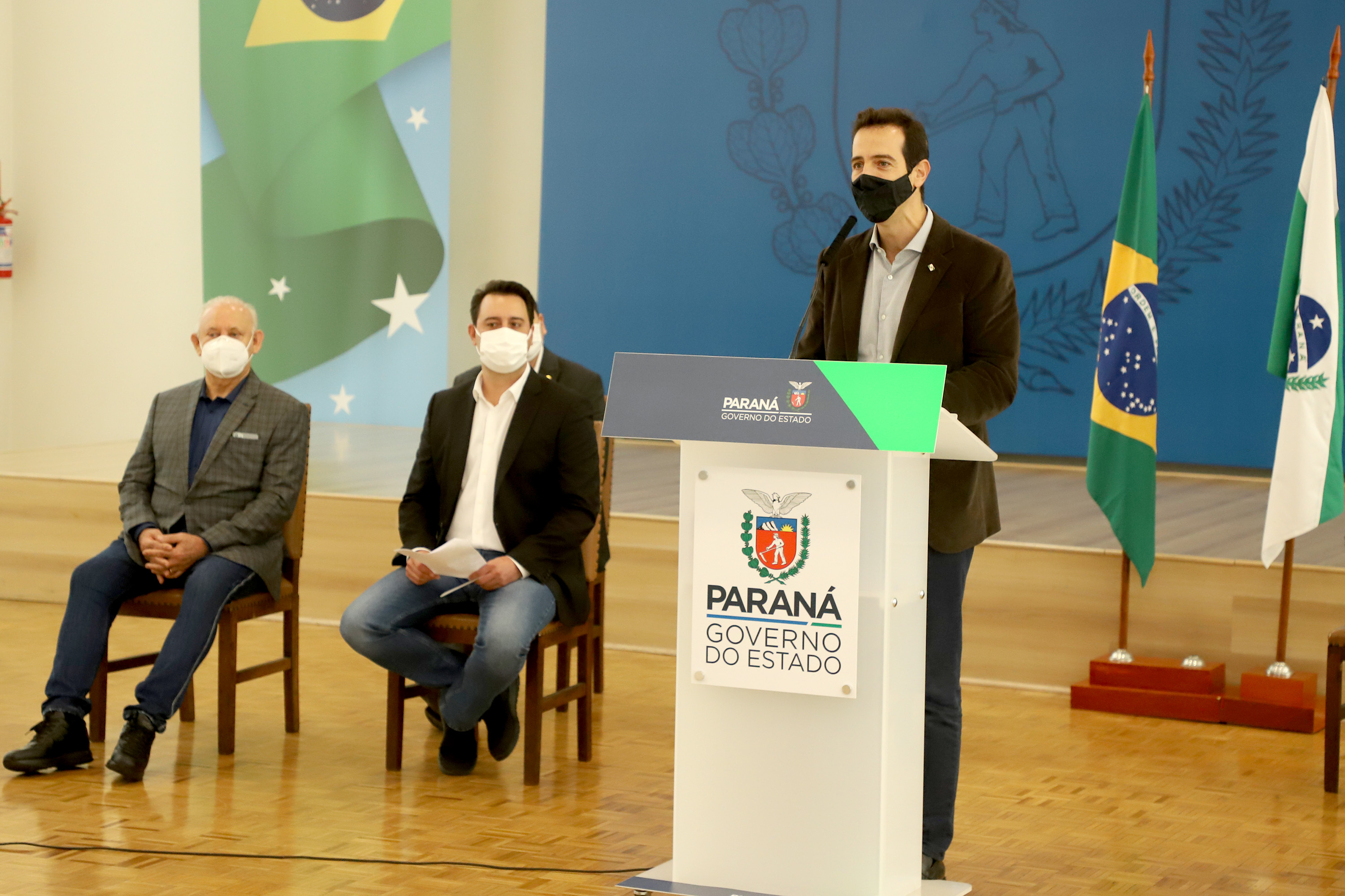  A super aula marcou o Dia Nacional da Matemática e foi acompanhada pelo governador Carlos Massa Ratinho Junior; pelo vice-governador Darci Piana; o secretário estadual da Educação e do Esporte, Renato Feder; e contou com a participação do fundador da XP Investimentos, Guilherme Benchimol; do diretor-geral do Instituto de Matemática Pura e Aplicada (IMPA), Marcelo Viana; da professora da rede estadual Ana Paula Heerdt; e do aluno da rede Laerison Rosa.
Foto: Ari Dias/AEN