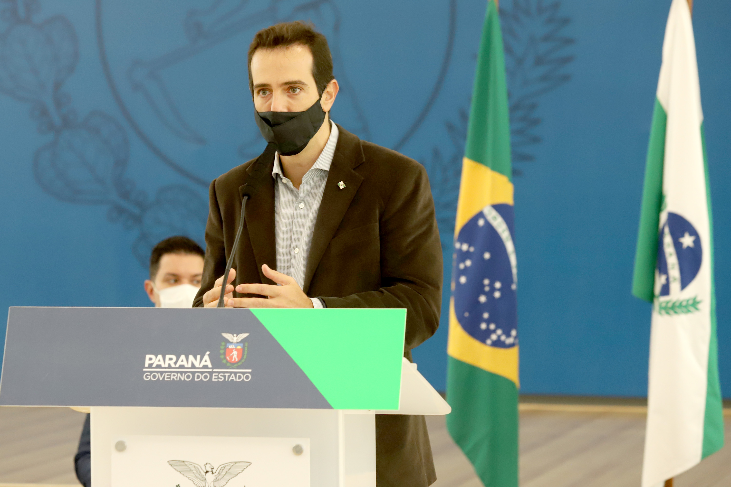  A super aula marcou o Dia Nacional da Matemática e foi acompanhada pelo governador Carlos Massa Ratinho Junior; pelo vice-governador Darci Piana; o secretário estadual da Educação e do Esporte, Renato Feder; e contou com a participação do fundador da XP Investimentos, Guilherme Benchimol; do diretor-geral do Instituto de Matemática Pura e Aplicada (IMPA), Marcelo Viana; da professora da rede estadual Ana Paula Heerdt; e do aluno da rede Laerison Rosa.
Foto: Ari Dias/AEN
