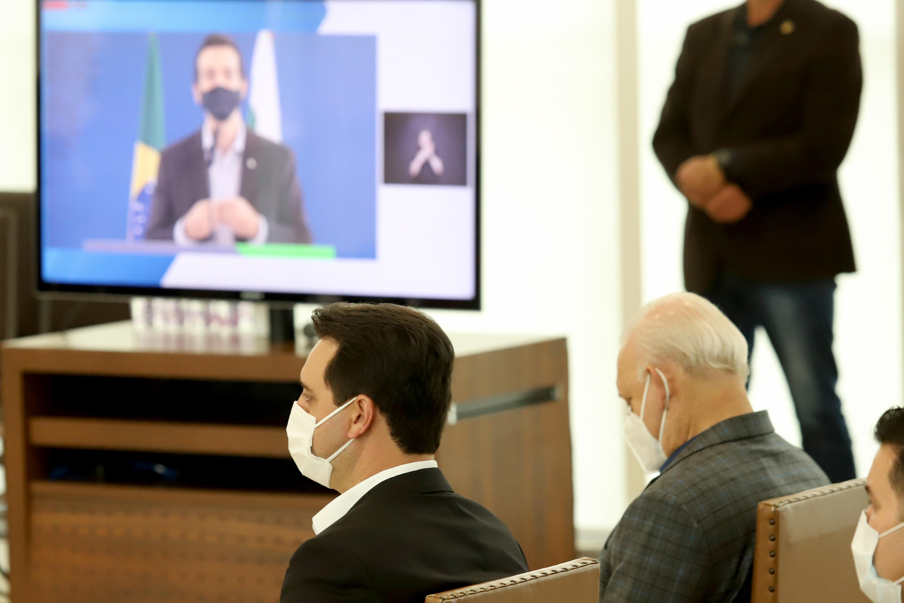  A super aula marcou o Dia Nacional da Matemática e foi acompanhada pelo governador Carlos Massa Ratinho Junior; pelo vice-governador Darci Piana; o secretário estadual da Educação e do Esporte, Renato Feder; e contou com a participação do fundador da XP Investimentos, Guilherme Benchimol; do diretor-geral do Instituto de Matemática Pura e Aplicada (IMPA), Marcelo Viana; da professora da rede estadual Ana Paula Heerdt; e do aluno da rede Laerison Rosa.
Foto: Ari Dias/AEN