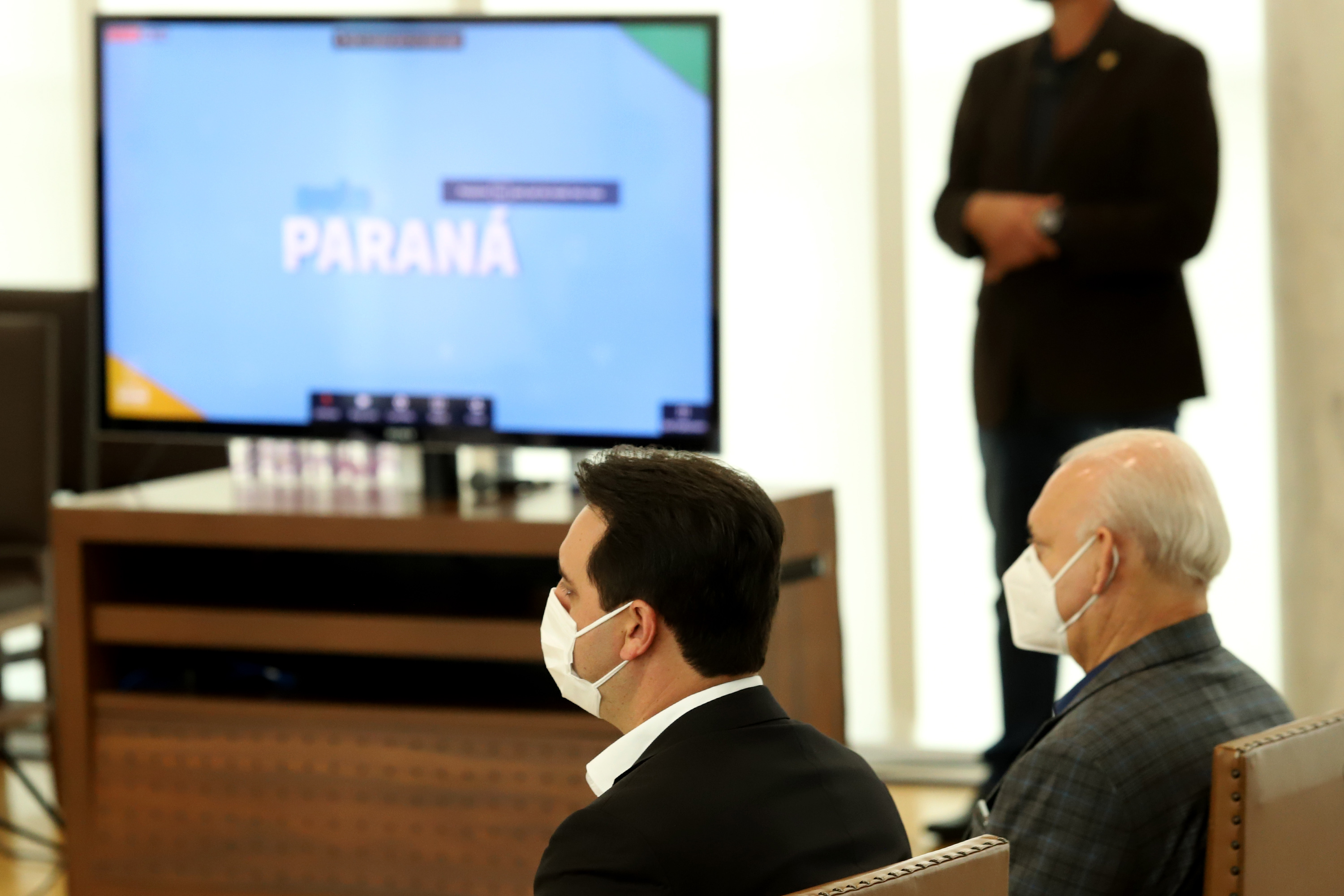  A super aula marcou o Dia Nacional da Matemática e foi acompanhada pelo governador Carlos Massa Ratinho Junior; pelo vice-governador Darci Piana; o secretário estadual da Educação e do Esporte, Renato Feder; e contou com a participação do fundador da XP Investimentos, Guilherme Benchimol; do diretor-geral do Instituto de Matemática Pura e Aplicada (IMPA), Marcelo Viana; da professora da rede estadual Ana Paula Heerdt; e do aluno da rede Laerison Rosa.
Foto: Ari Dias/AEN