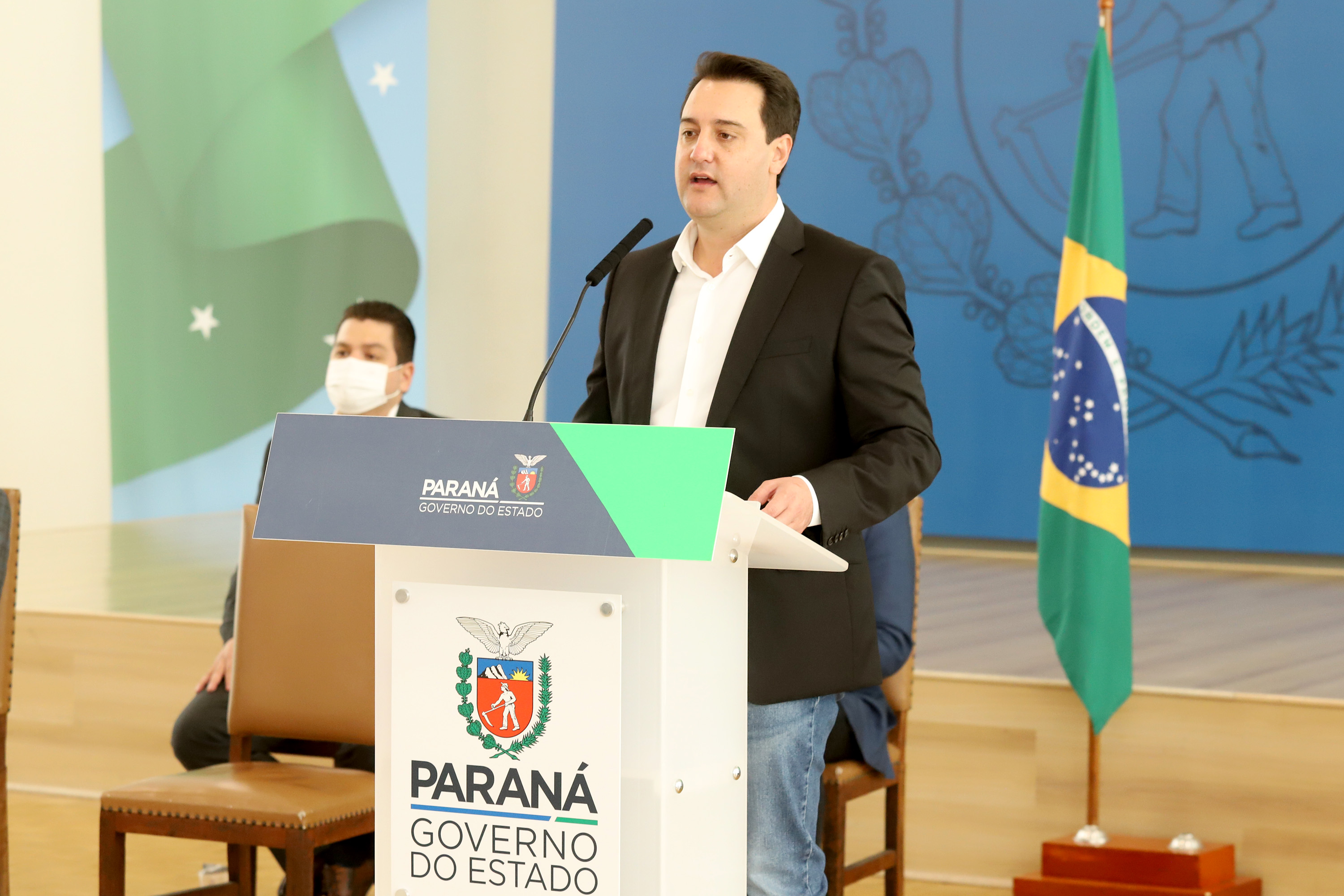 A super aula marcou o Dia Nacional da Matemática e foi acompanhada pelo governador Carlos Massa Ratinho Junior; pelo vice-governador Darci Piana; o secretário estadual da Educação e do Esporte, Renato Feder; e contou com a participação do fundador da XP Investimentos, Guilherme Benchimol; do diretor-geral do Instituto de Matemática Pura e Aplicada (IMPA), Marcelo Viana; da professora da rede estadual Ana Paula Heerdt; e do aluno da rede Laerison Rosa.
Foto: Ari Dias/AEN