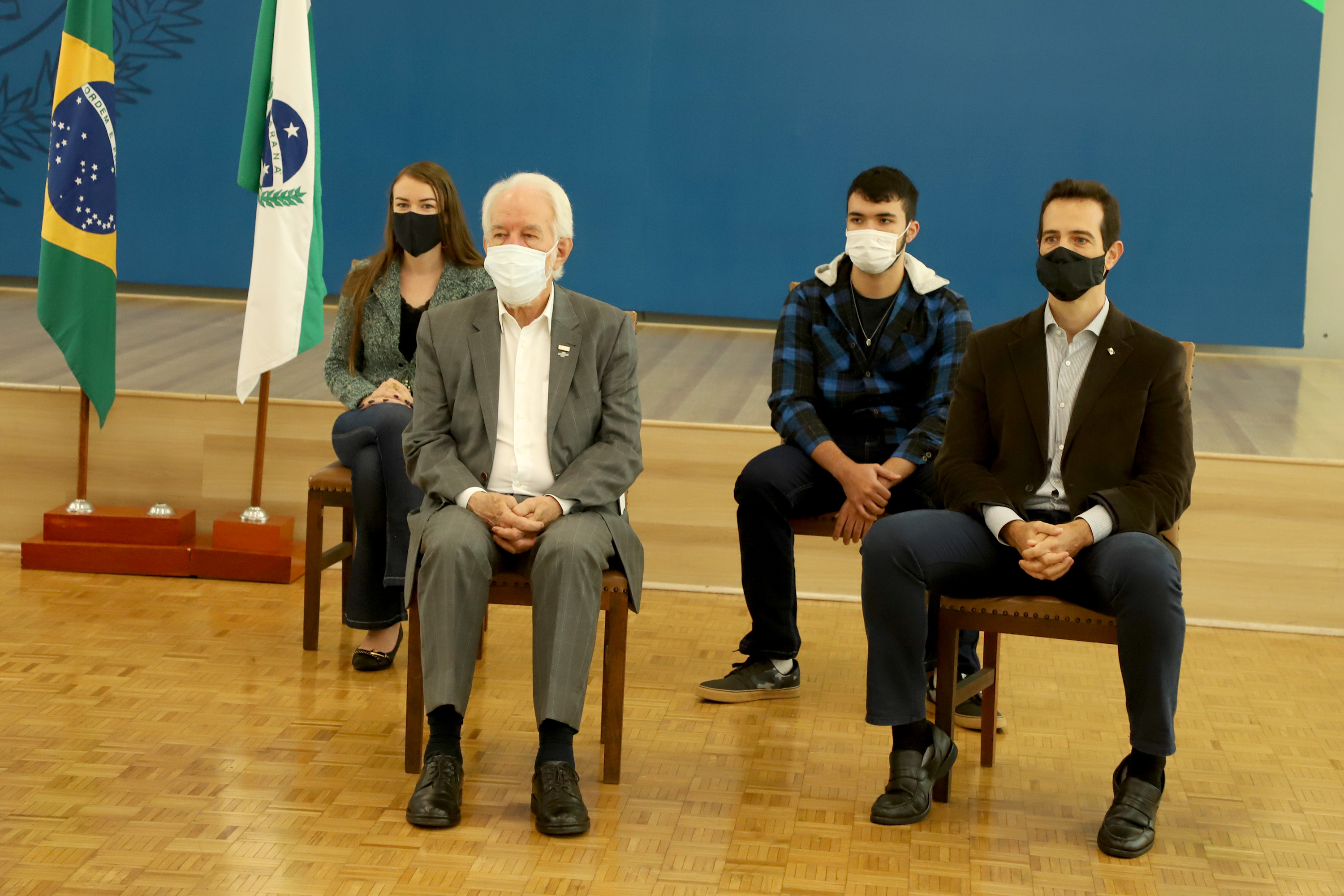  A super aula marcou o Dia Nacional da Matemática e foi acompanhada pelo governador Carlos Massa Ratinho Junior; pelo vice-governador Darci Piana; o secretário estadual da Educação e do Esporte, Renato Feder; e contou com a participação do fundador da XP Investimentos, Guilherme Benchimol; do diretor-geral do Instituto de Matemática Pura e Aplicada (IMPA), Marcelo Viana; da professora da rede estadual Ana Paula Heerdt; e do aluno da rede Laerison Rosa.
Foto: Ari Dias/AEN