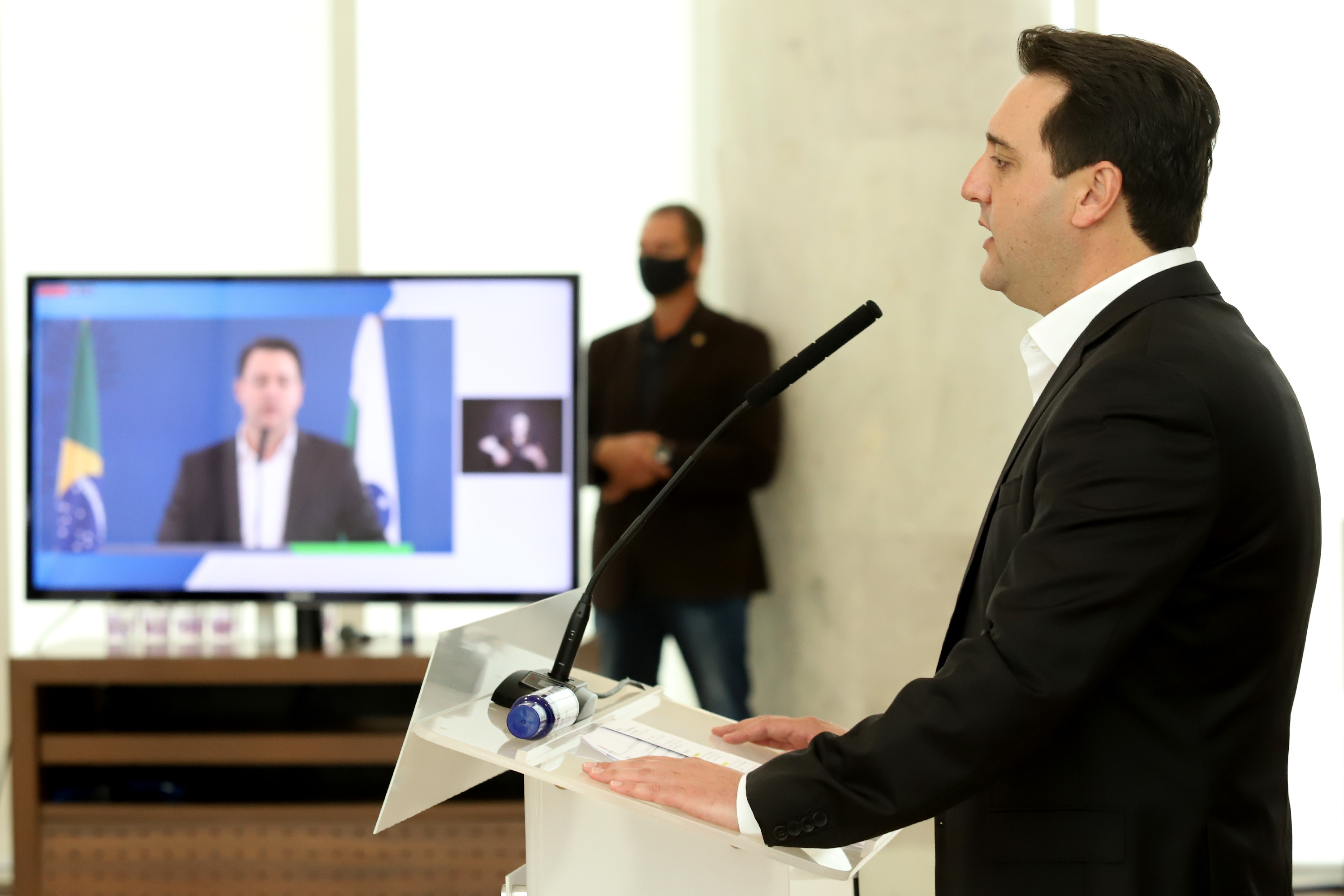  A super aula marcou o Dia Nacional da Matemática e foi acompanhada pelo governador Carlos Massa Ratinho Junior; pelo vice-governador Darci Piana; o secretário estadual da Educação e do Esporte, Renato Feder; e contou com a participação do fundador da XP Investimentos, Guilherme Benchimol; do diretor-geral do Instituto de Matemática Pura e Aplicada (IMPA), Marcelo Viana; da professora da rede estadual Ana Paula Heerdt; e do aluno da rede Laerison Rosa.
Foto: Ari Dias/AEN