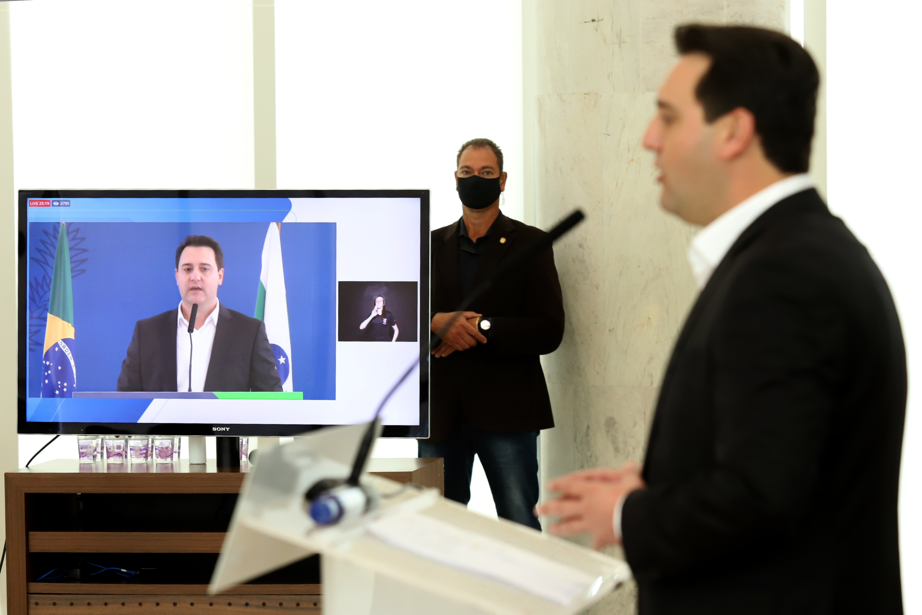  A super aula marcou o Dia Nacional da Matemática e foi acompanhada pelo governador Carlos Massa Ratinho Junior; pelo vice-governador Darci Piana; o secretário estadual da Educação e do Esporte, Renato Feder; e contou com a participação do fundador da XP Investimentos, Guilherme Benchimol; do diretor-geral do Instituto de Matemática Pura e Aplicada (IMPA), Marcelo Viana; da professora da rede estadual Ana Paula Heerdt; e do aluno da rede Laerison Rosa.
Foto: Ari Dias/AEN