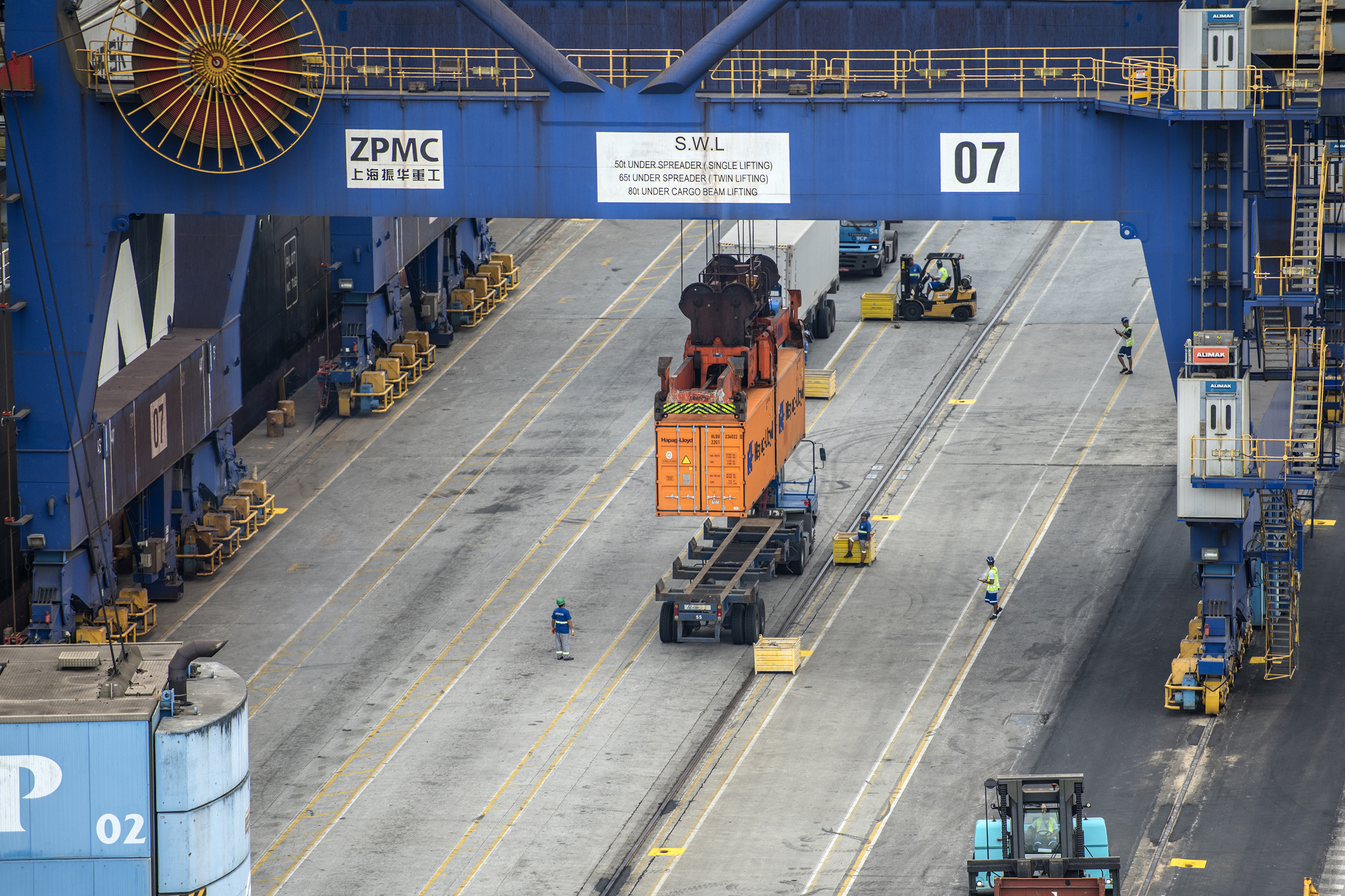 As importações puxaram a movimentação de cargas pelos portos do Paraná no primeiro quadrimestre do ano. Com altas significativas na descarga de produtos dos segmentos de Carga Geral e Granéis Sólidos, os terminais de Paranaguá e Antonina movimentaram 18.262.189 toneladas, de janeiro a abril. - Paranaguá, 10/05/2021  -  Foto: Claudio Neves/Portos do Paraná