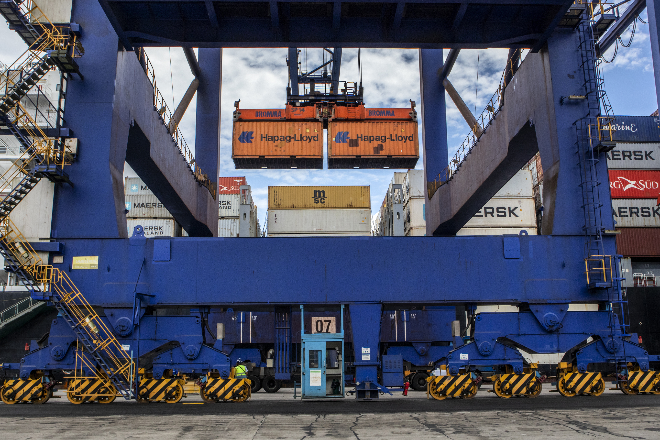 As importações puxaram a movimentação de cargas pelos portos do Paraná no primeiro quadrimestre do ano. Com altas significativas na descarga de produtos dos segmentos de Carga Geral e Granéis Sólidos, os terminais de Paranaguá e Antonina movimentaram 18.262.189 toneladas, de janeiro a abril. - Paranaguá, 10/05/2021  -  Foto: Claudio Neves/Portos do Paraná