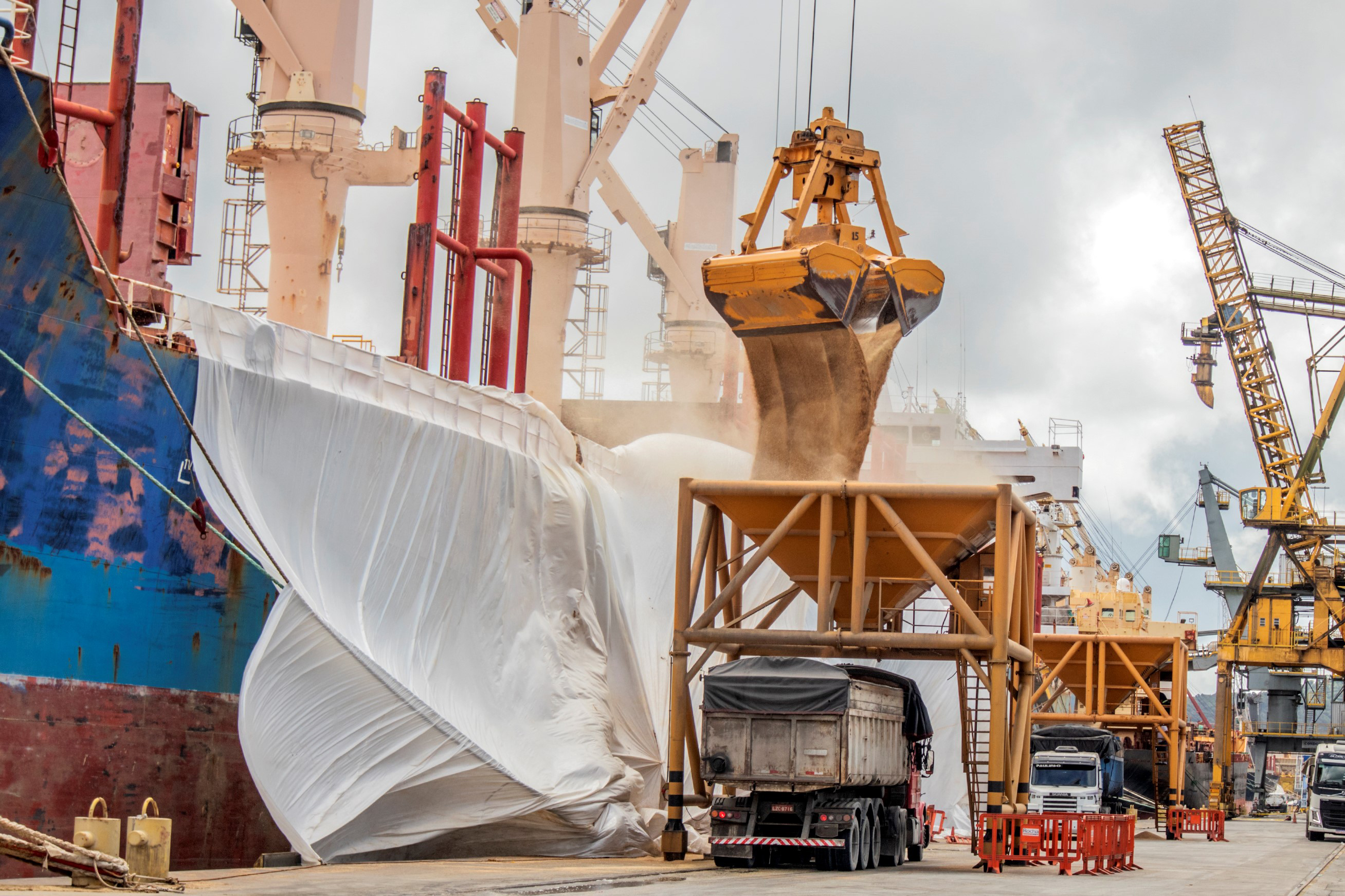 As importações puxaram a movimentação de cargas pelos portos do Paraná no primeiro quadrimestre do ano. Com altas significativas na descarga de produtos dos segmentos de Carga Geral e Granéis Sólidos, os terminais de Paranaguá e Antonina movimentaram 18.262.189 toneladas, de janeiro a abril. - Paranaguá, 10/05/2021  -  Foto: Claudio Neves/Portos do Paraná