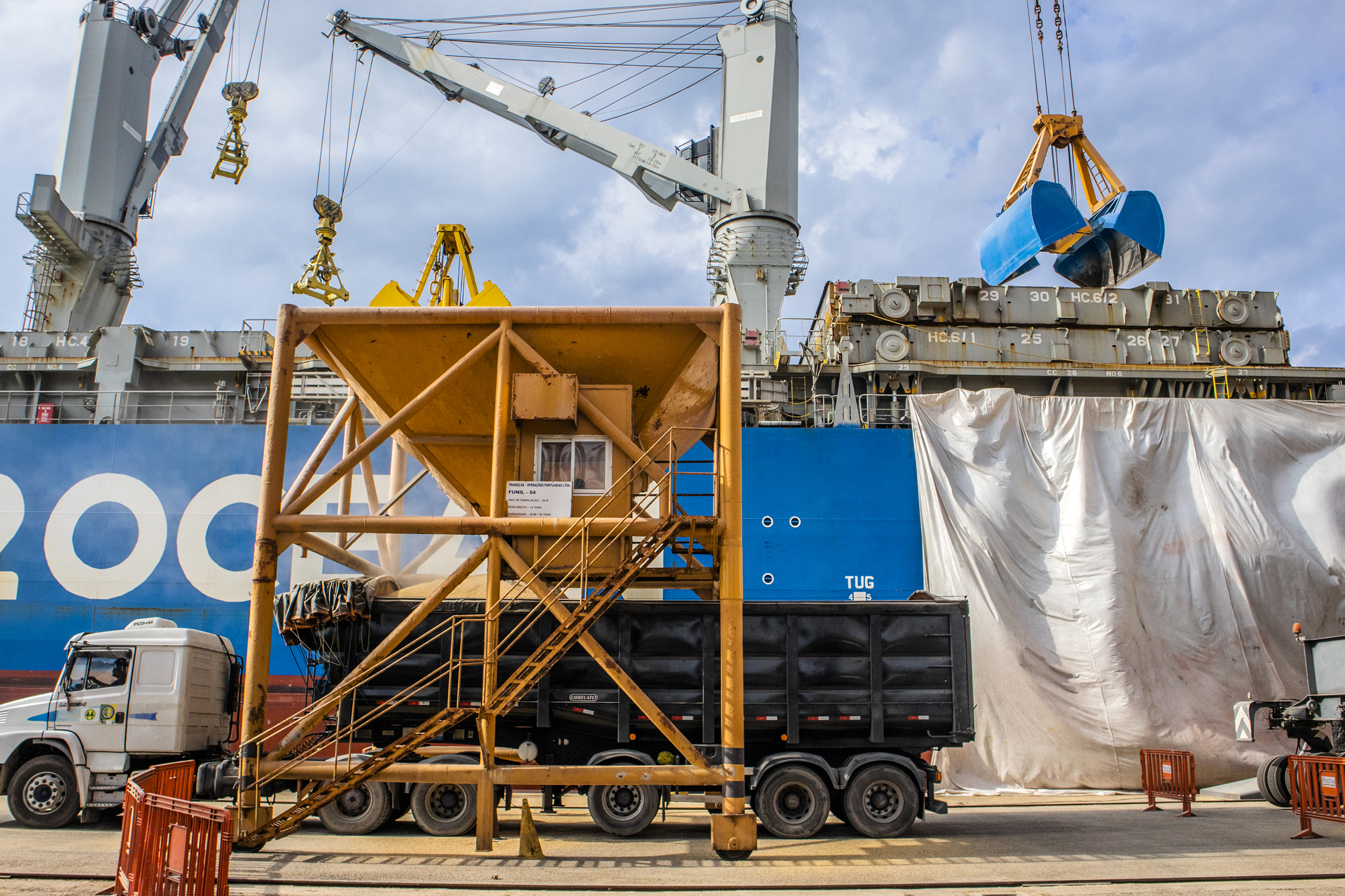 As importações puxaram a movimentação de cargas pelos portos do Paraná no primeiro quadrimestre do ano. Com altas significativas na descarga de produtos dos segmentos de Carga Geral e Granéis Sólidos, os terminais de Paranaguá e Antonina movimentaram 18.262.189 toneladas, de janeiro a abril. - Paranaguá, 10/05/2021  -  Foto: Claudio Neves/Portos do Paraná