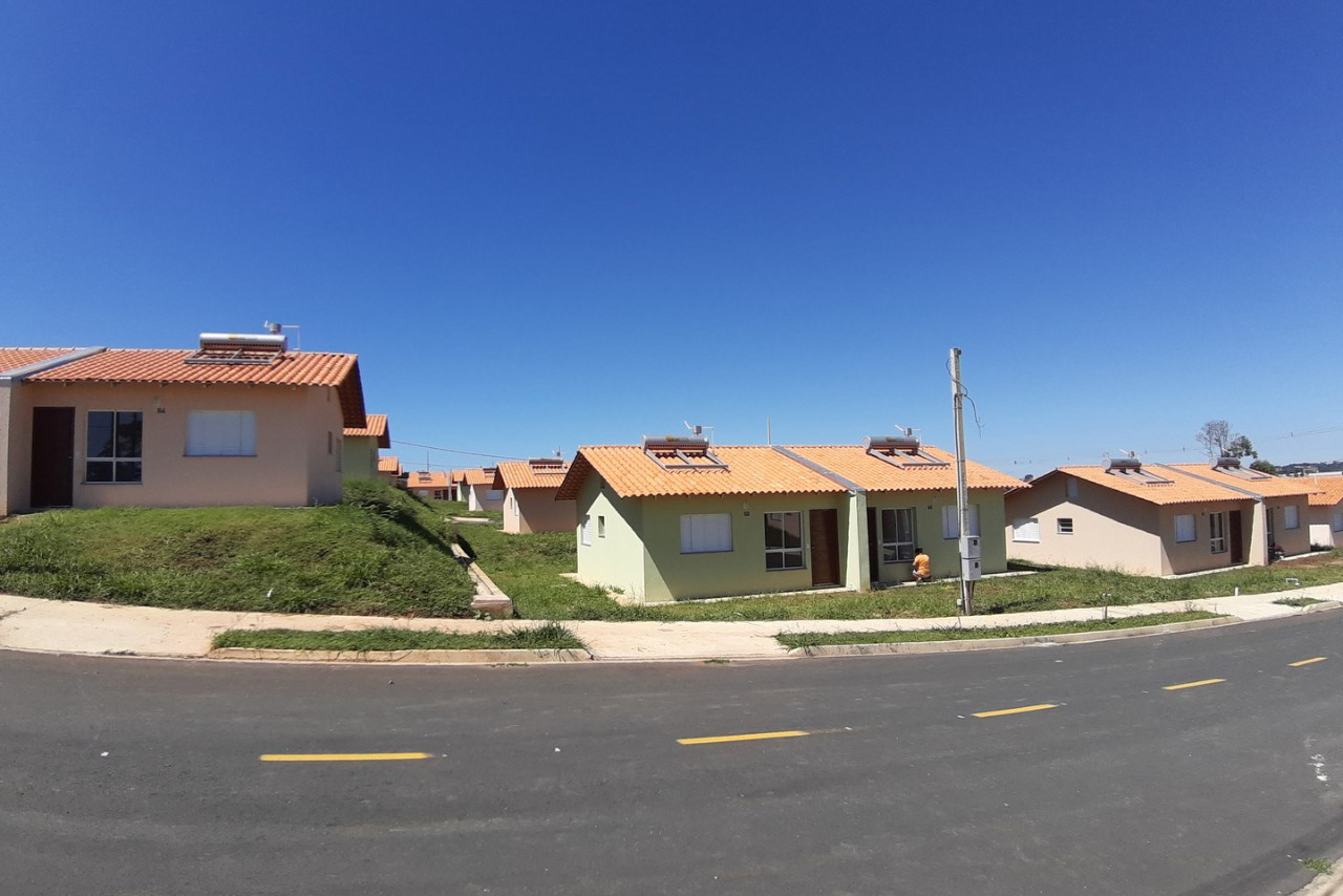 Cem famílias de Palmeira que moravam de aluguel ou em condições irregulares começaram a se mudar para o Residencial Sol Nascente nos últimos dias. Os contemplados deixaram para trás as condições precárias de moradia, em um local conhecido como Vila Monjolo, e receberam as chaves de maneira individual e escalonada, com o objetivo de reduzir os riscos de contaminação pela covid-19. (Foto: Cohapar)  -  Curitiba, 10/05/2021  -  Foto: Cohapar