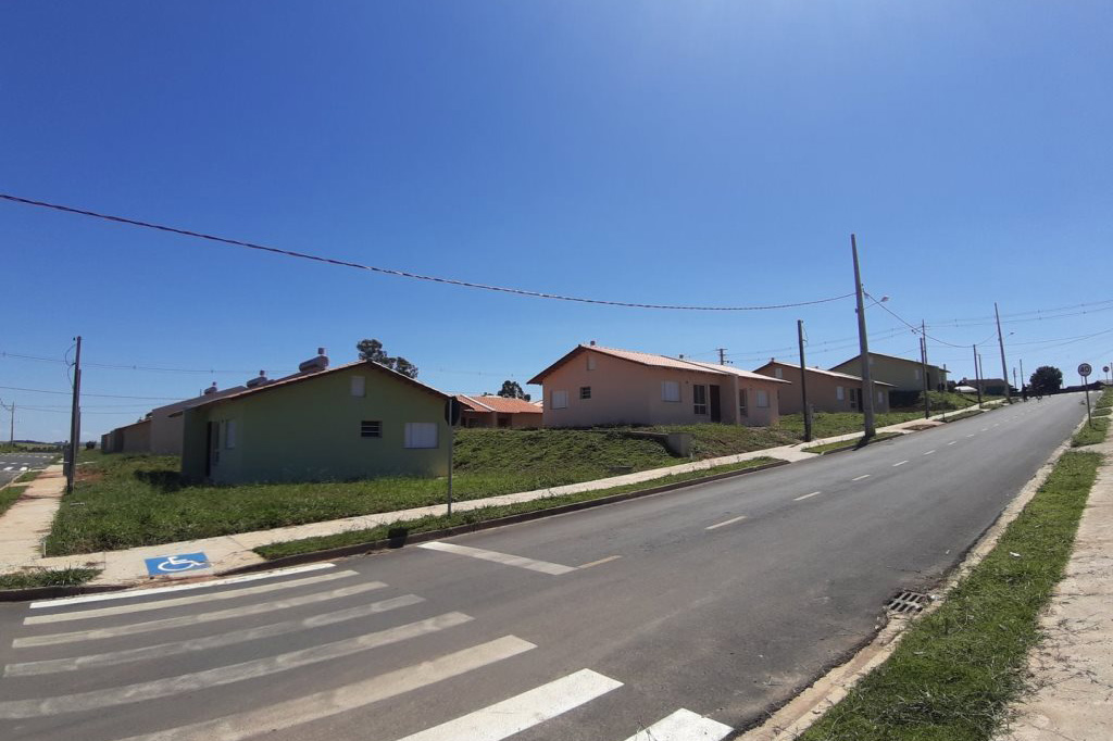 Cem famílias de Palmeira que moravam de aluguel ou em condições irregulares começaram a se mudar para o Residencial Sol Nascente nos últimos dias. Os contemplados deixaram para trás as condições precárias de moradia, em um local conhecido como Vila Monjolo, e receberam as chaves de maneira individual e escalonada, com o objetivo de reduzir os riscos de contaminação pela covid-19. (Foto: Cohapar)  -  Curitiba, 10/05/2021  -  Foto: Cohapar