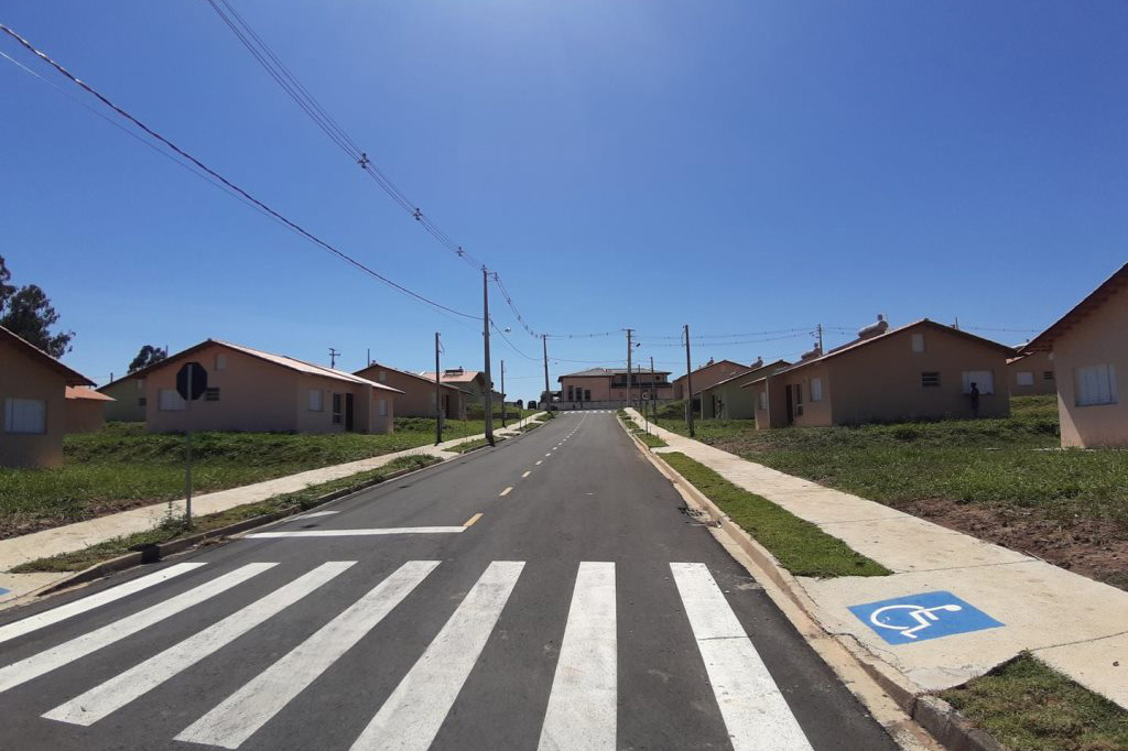 Cem famílias de Palmeira que moravam de aluguel ou em condições irregulares começaram a se mudar para o Residencial Sol Nascente nos últimos dias. Os contemplados deixaram para trás as condições precárias de moradia, em um local conhecido como Vila Monjolo, e receberam as chaves de maneira individual e escalonada, com o objetivo de reduzir os riscos de contaminação pela covid-19. (Foto: Cohapar)  -  Curitiba, 10/05/2021  -  Foto: Cohapar