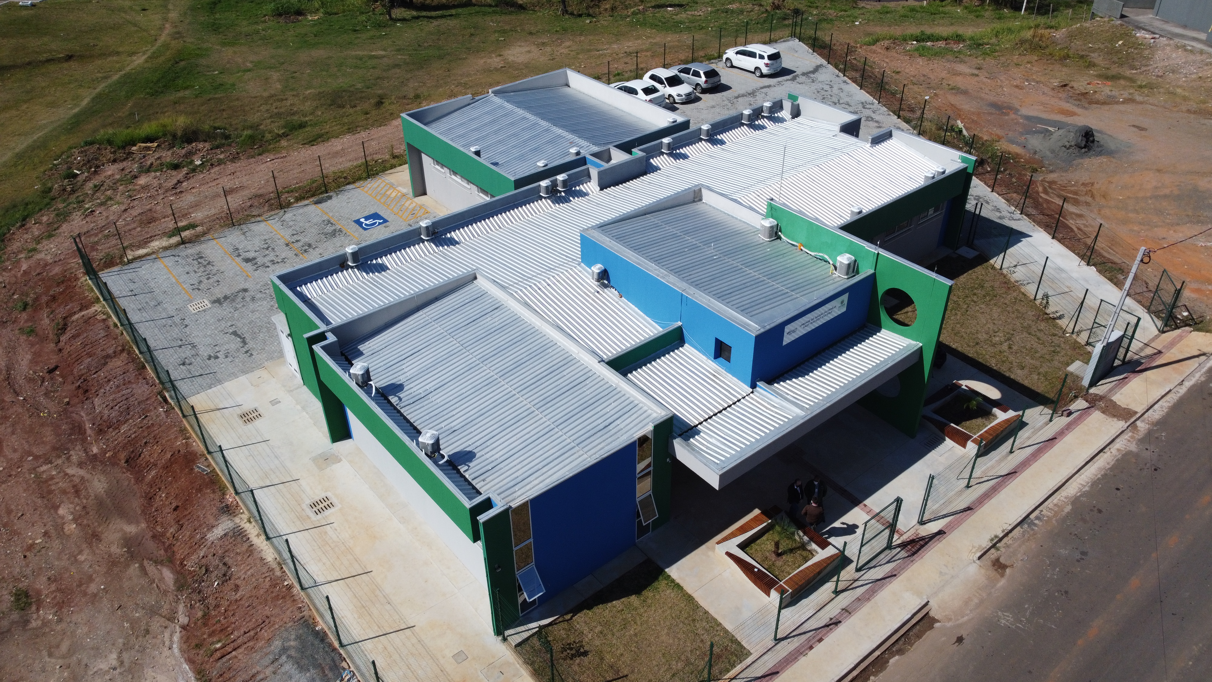 O Governo do Estado inaugurou uma nova Unidade Básica de Saúde (UBS) no município de Ponta Grossa nesta terça-feira (11). A obra possui um investimento de R$ 750 mil de repasse estadual. O secretário de Estado da Saúde, Beto Preto, esteve presente na inauguração e falou sobre a importância desta obra para a população.  -  Ponta Grossa, 11/05/2021  -  Foto: Ari Dias/AEN