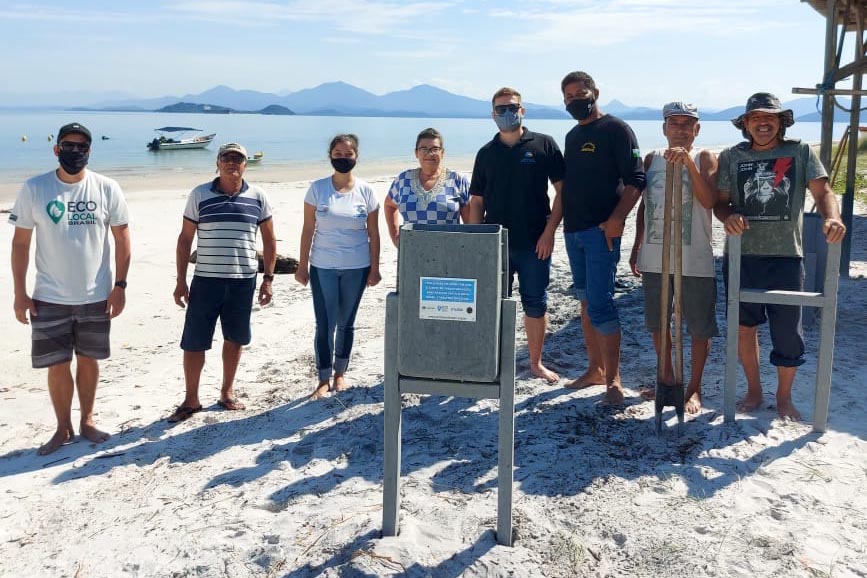 Em ações ambientais promovidas pelo Instituto Água e Terra (IAT) e a ONG Eco Local Brasil, resíduos sólidos retirados de áreas pouco habitadas na Ilha do Mel, no Litoral do Estado, foram transformados em lixeiras, evitando o descarte de materiais que iriam para aterros sanitários. Duas lixeiras foram instaladas nas bases do IAT e outras cinco na comunidade da Ponta Oeste. - Foto: Sedest/IAT