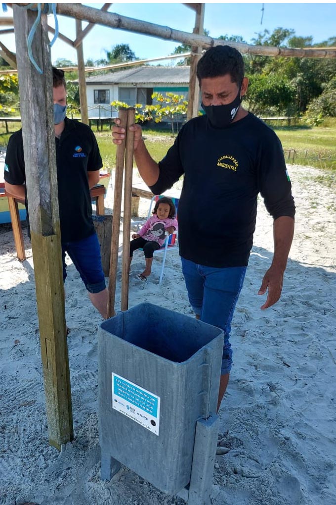Em ações ambientais promovidas pelo Instituto Água e Terra (IAT) e a ONG Eco Local Brasil, resíduos sólidos retirados de áreas pouco habitadas na Ilha do Mel, no Litoral do Estado, foram transformados em lixeiras, evitando o descarte de materiais que iriam para aterros sanitários. Duas lixeiras foram instaladas nas bases do IAT e outras cinco na comunidade da Ponta Oeste. - Foto: Sedest/IAT