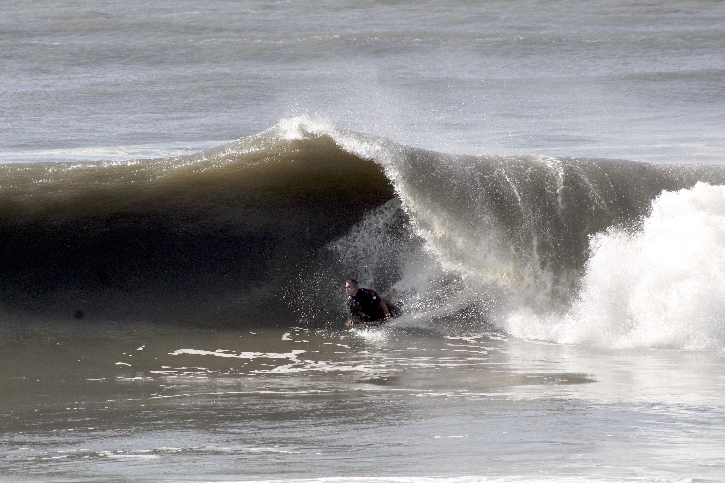 As mudanças propostas pelo Governo do Estado no projeto de recuperação a Orla de Matinhos vão ter interferência na prática do surf. Entre as intervenções, estão previstas estruturas de contenção para conter as cheias provocadas pela maré alta. -  Foto: Surfista local