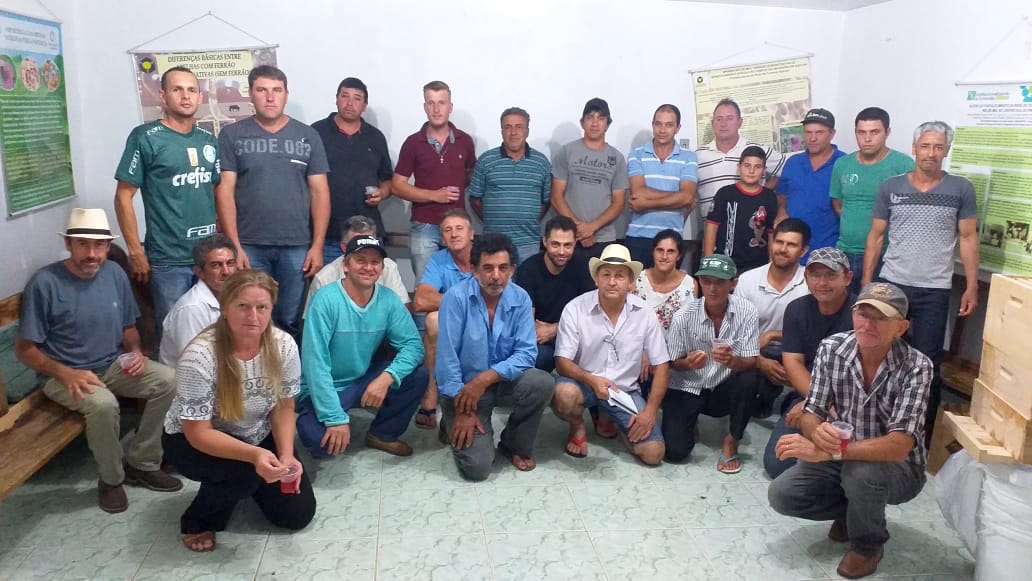 Projetos desenvolvidos pela Universidade Estadual do Centro-Oeste (Unicentro) e a Universidade Estadual de Londrina (UEL) vêm fortalecendo a atividade produtiva da Apicultura, a partir da capacitação técnica de produtores rurais. Com foco em boas práticas apícolas, as iniciativas contemplam a produção e o beneficiamento de mel e derivados, em conformidade com os padrões sanitários.  -  Foto: SETI