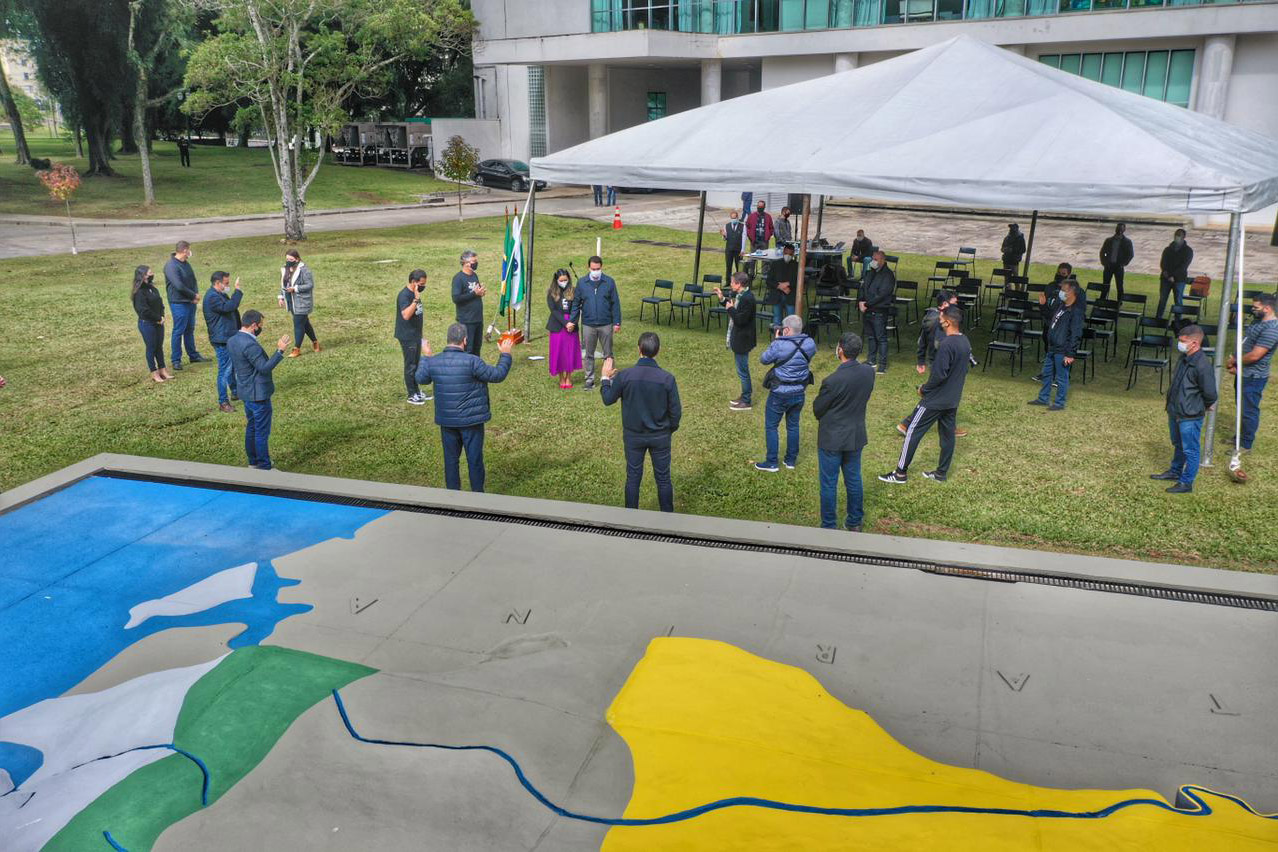 Uma cerimônia no jardim do Palácio Iguaçu, em Curitiba, realizada na manhã deste sábado (15), marcou a abertura oficial da 26ª edição da Marcha para Jesus. Ao lado de pastores de diferentes denominações religiosas da capital, o governador Carlos Massa Ratinho Junior e a primeira-dama Luciana Saito Massa acompanharam a solenidade, além de outras autoridades. O evento faz parte do Calendário Oficial do Estado. - Curitiba, 15/05/2021 - Foto: Alessandro Vieira/AEN