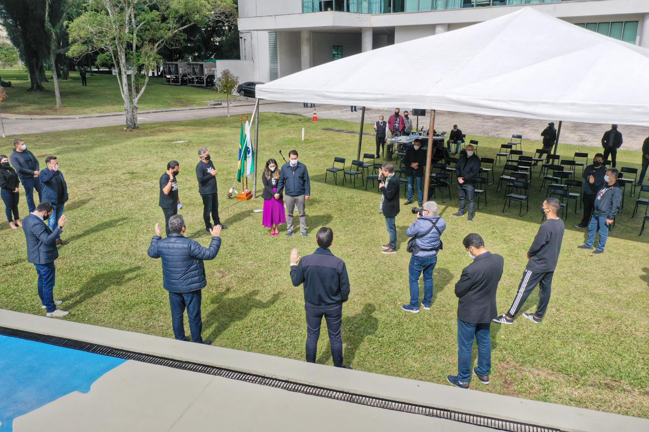 Uma cerimônia no jardim do Palácio Iguaçu, em Curitiba, realizada na manhã deste sábado (15), marcou a abertura oficial da 26ª edição da Marcha para Jesus. Ao lado de pastores de diferentes denominações religiosas da capital, o governador Carlos Massa Ratinho Junior e a primeira-dama Luciana Saito Massa acompanharam a solenidade, além de outras autoridades. O evento faz parte do Calendário Oficial do Estado. - Curitiba, 15/05/2021 - Foto: Alessandro Vieira/AEN