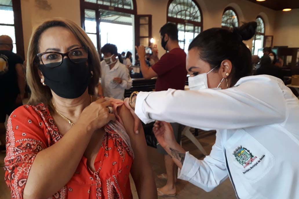 Paraná já vacinou 10 mil profissionais de educação e 10 mil de forças de segurança. Na foto, Janete Lode, do NRE de Paranaguá   -  Foto: SEED